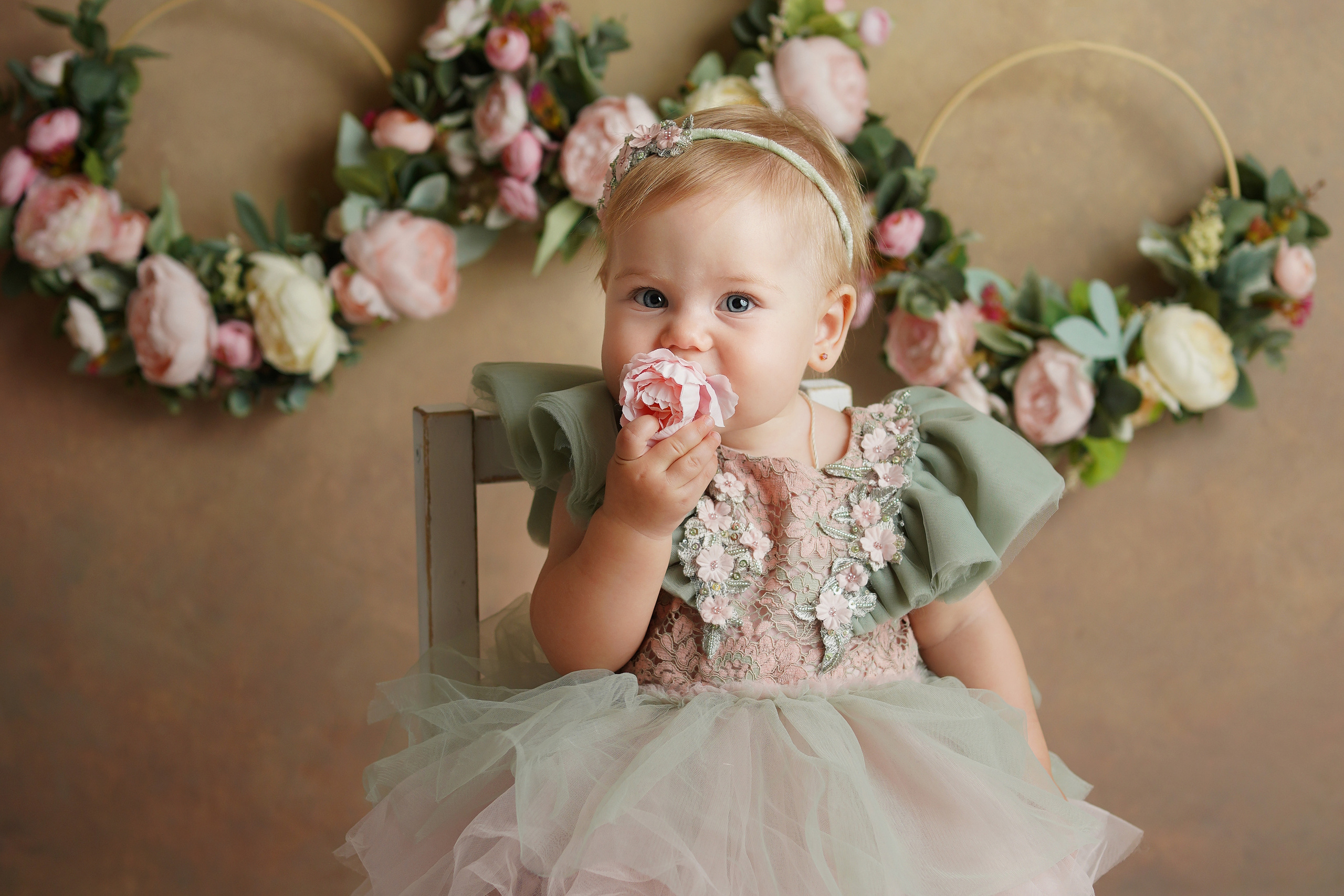 Фотосессия Эмилии в детской студии в Калининграде. Детский фотограф и фотограф новорожденных в Калининград Оксана Иваний