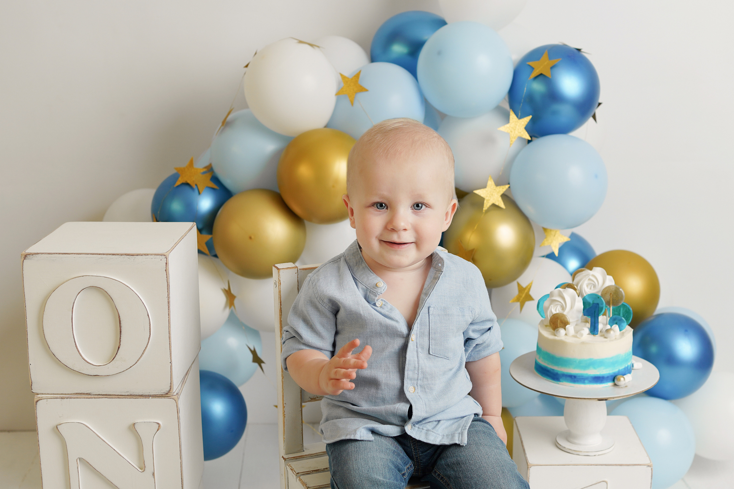 Детский фотограф в Калининграде приготовил шарики и одежду для малыша.