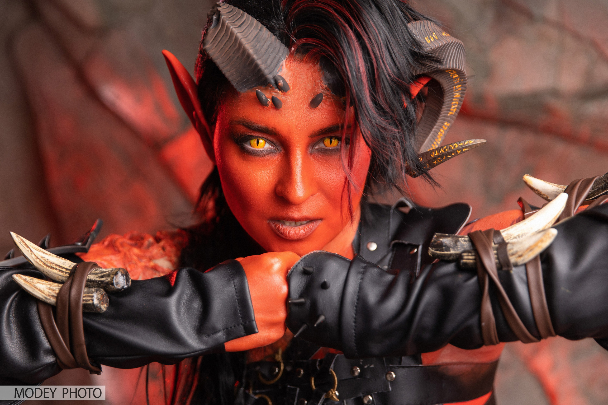 Огненная девушка Карлах из Baldur's Gate 3 (cosplay)