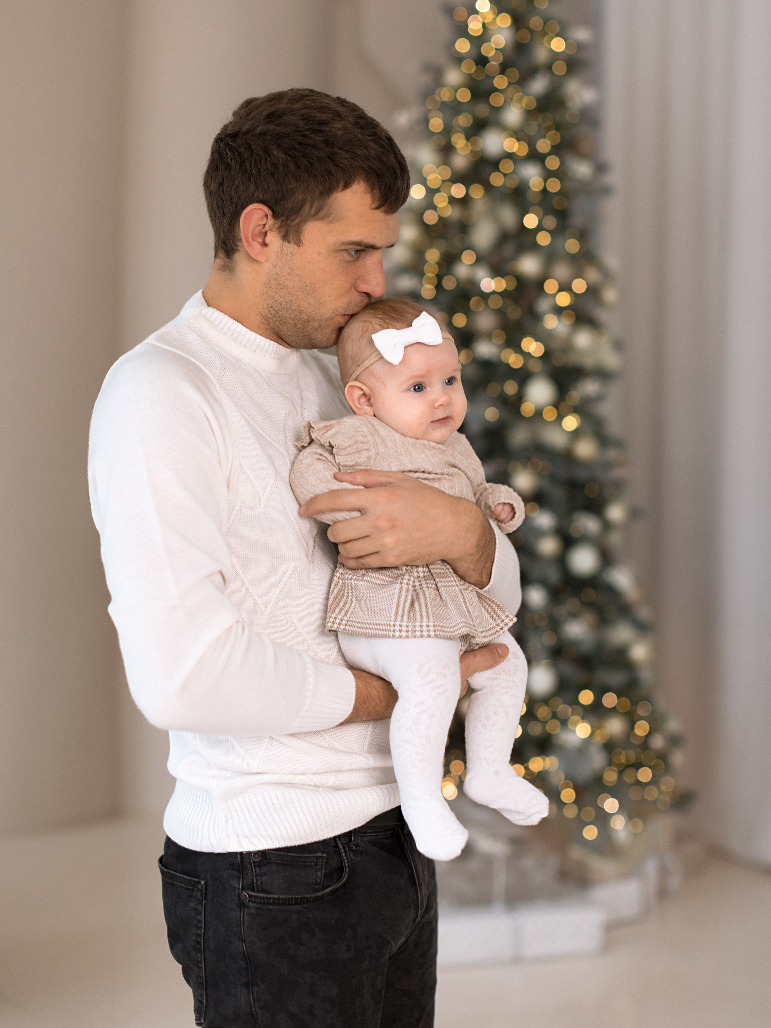 Папа обнимает дочку