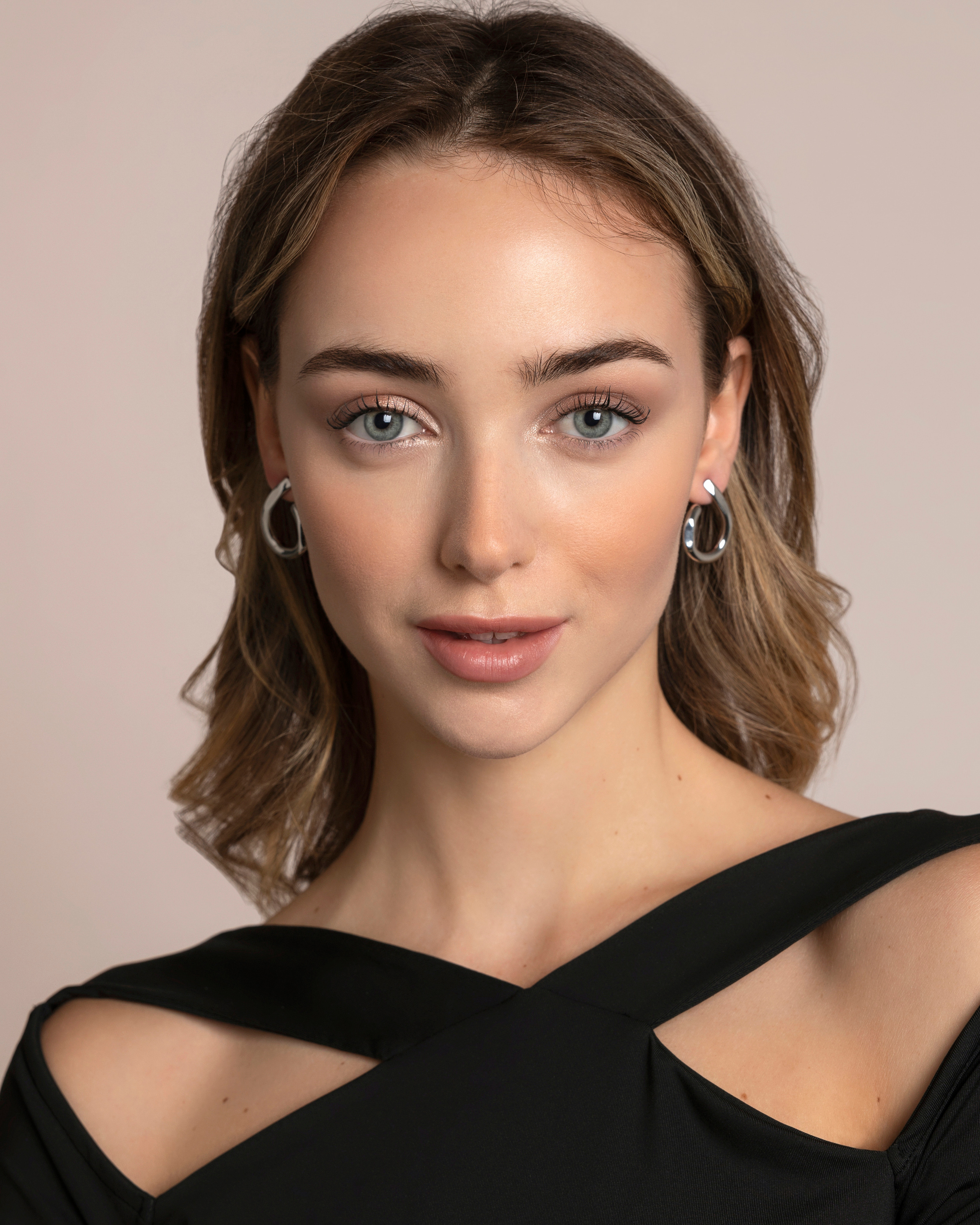 Портретная и предметная съемка украшений для Wildberries. Контент фотограф в Москве и области Елена Кулакова