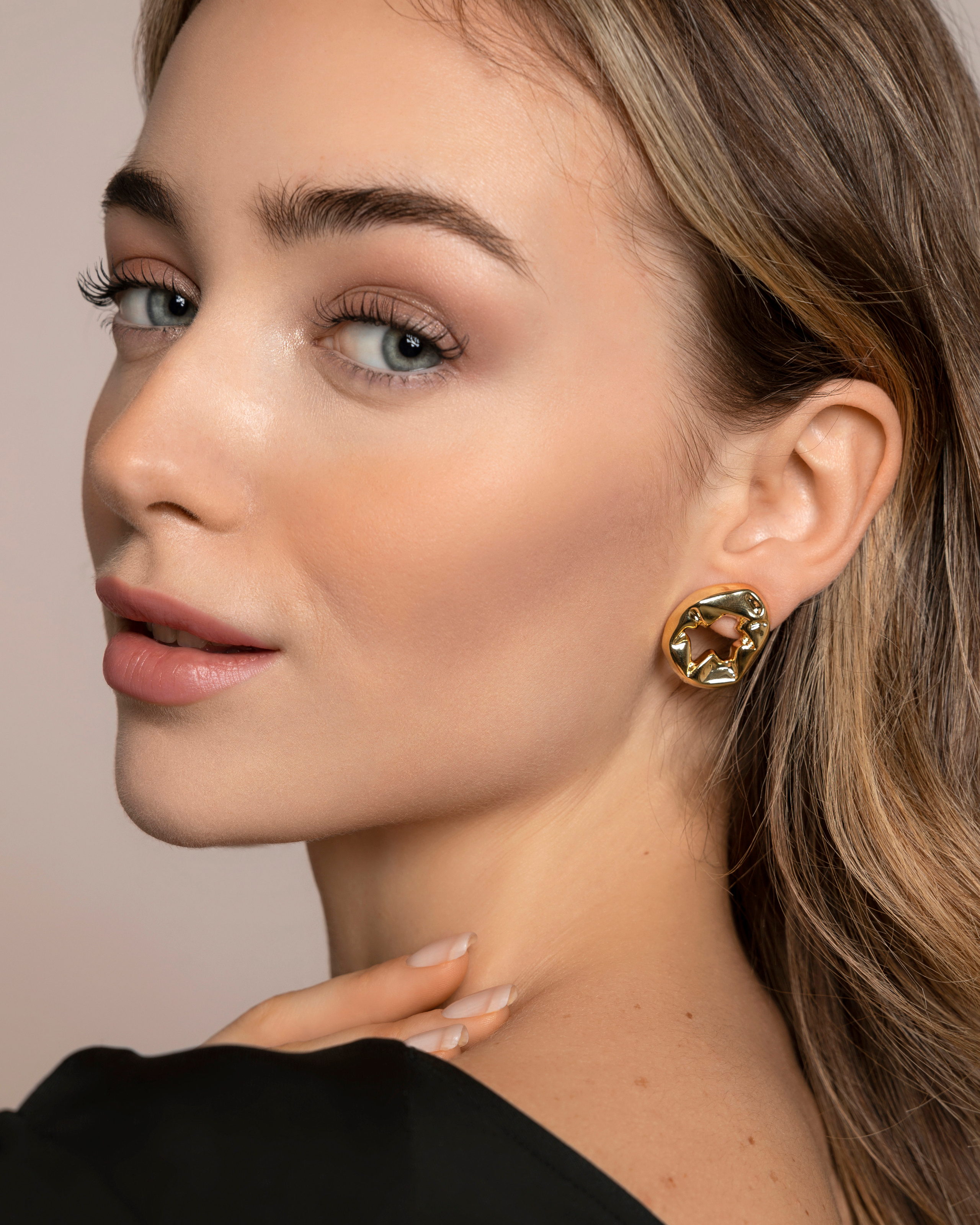 Портретная и предметная съемка украшений для Wildberries. Контент фотограф в Москве и области Елена Кулакова