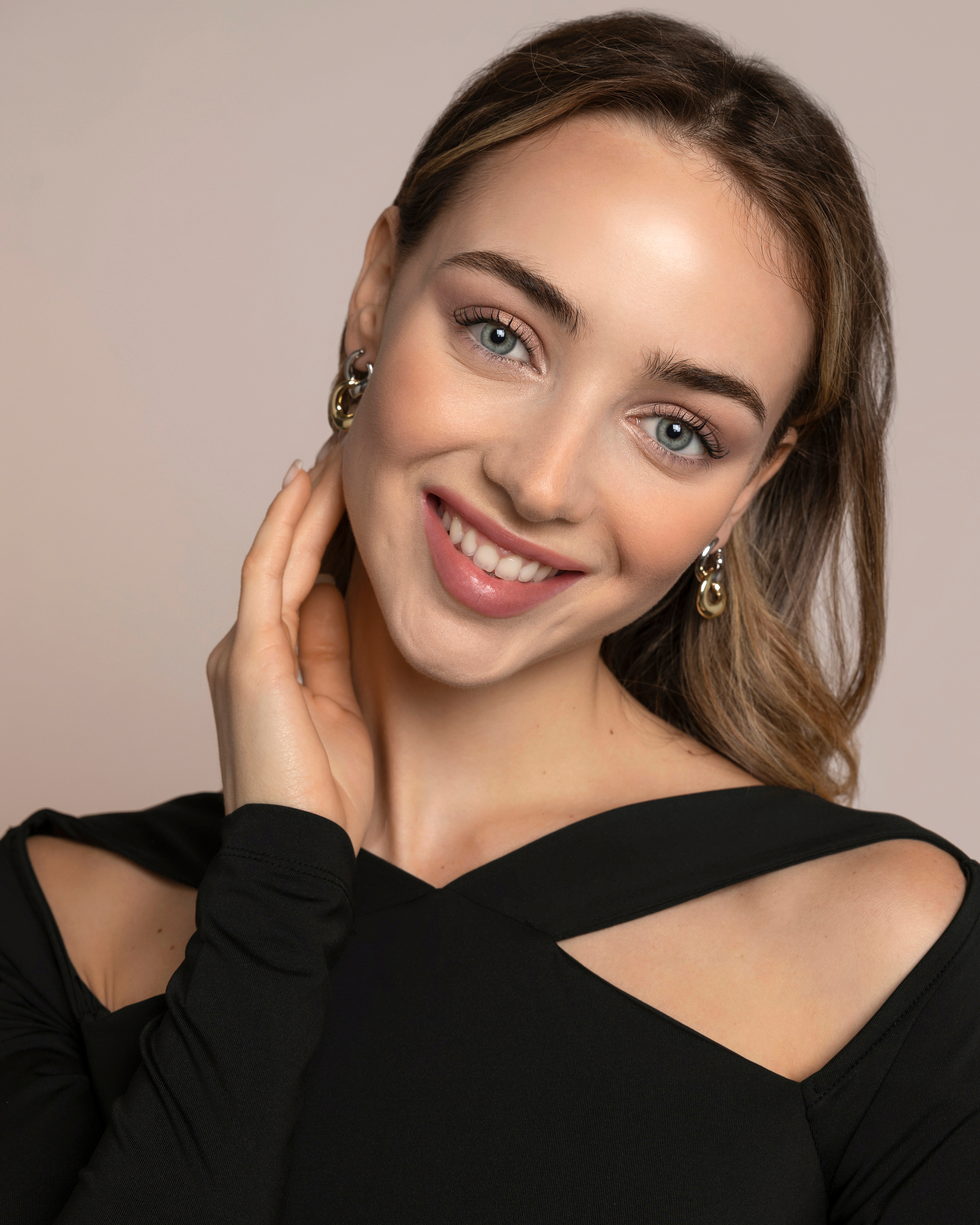 Портретная и предметная съемка украшений для Wildberries. Контент фотограф в Москве и области Елена Кулакова