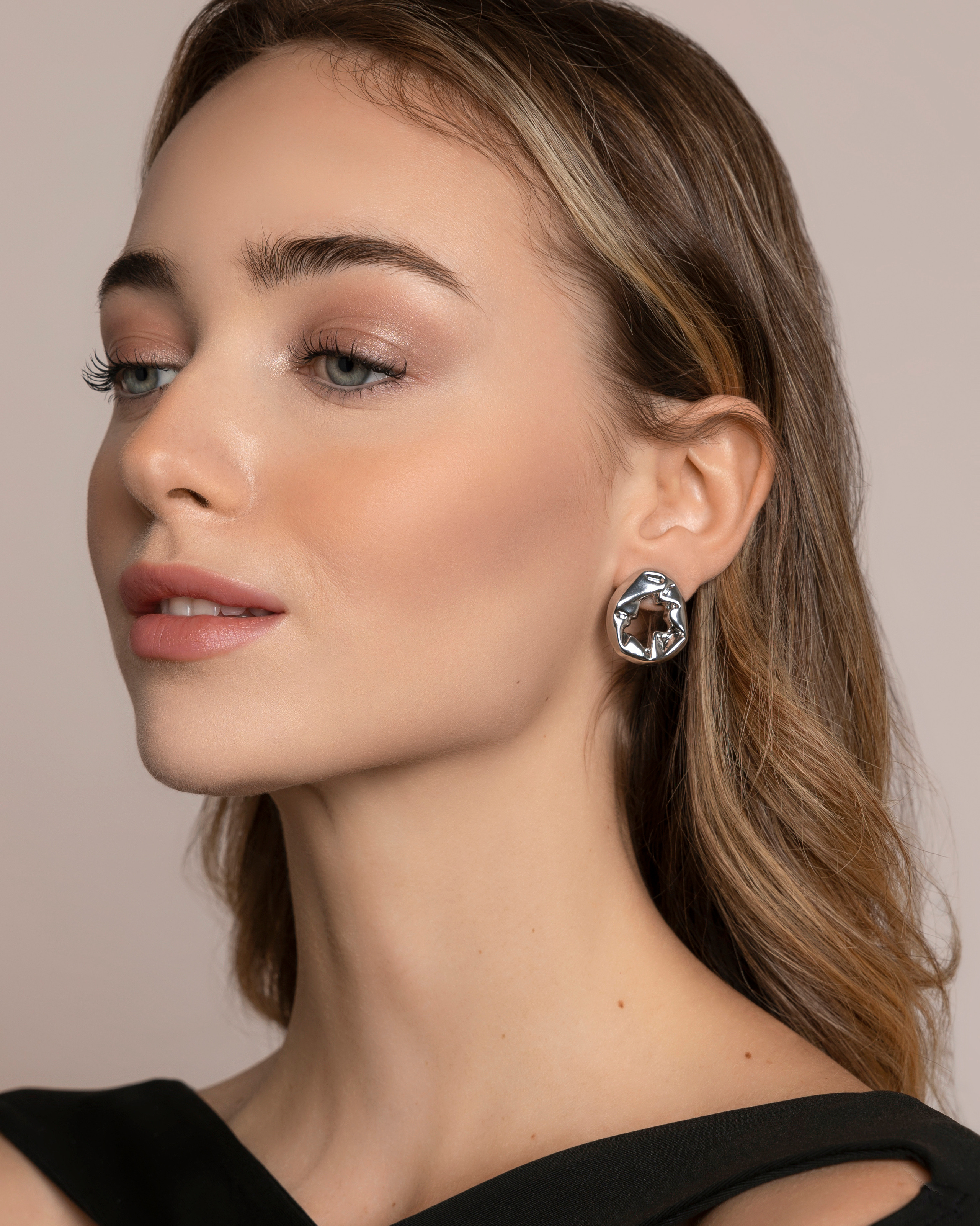 Портретная и предметная съемка украшений для Wildberries. Контент фотограф в Москве и области Елена Кулакова