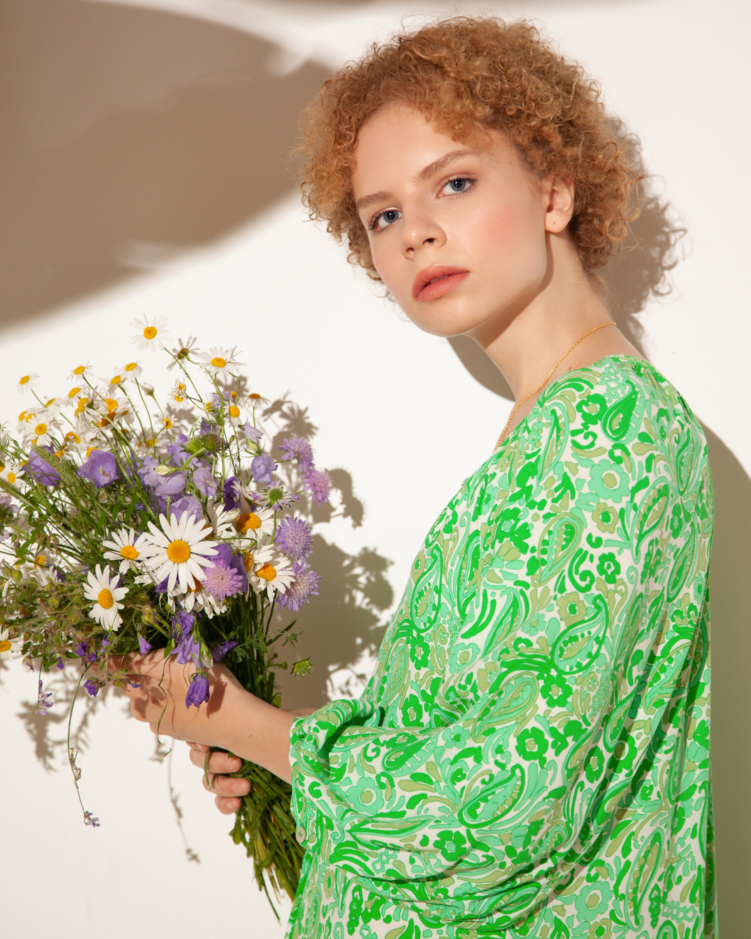 Съёмка девушки с цветами в фотостудии. Контент фотограф в Москве и области Елена Кулакова