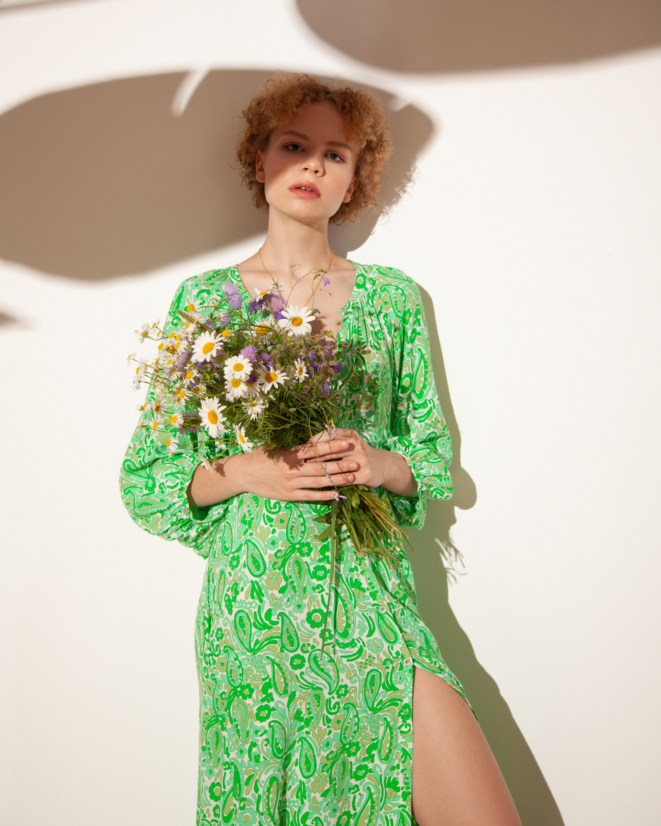 Съёмка девушки с цветами в фотостудии. Контент фотограф в Москве и области Елена Кулакова