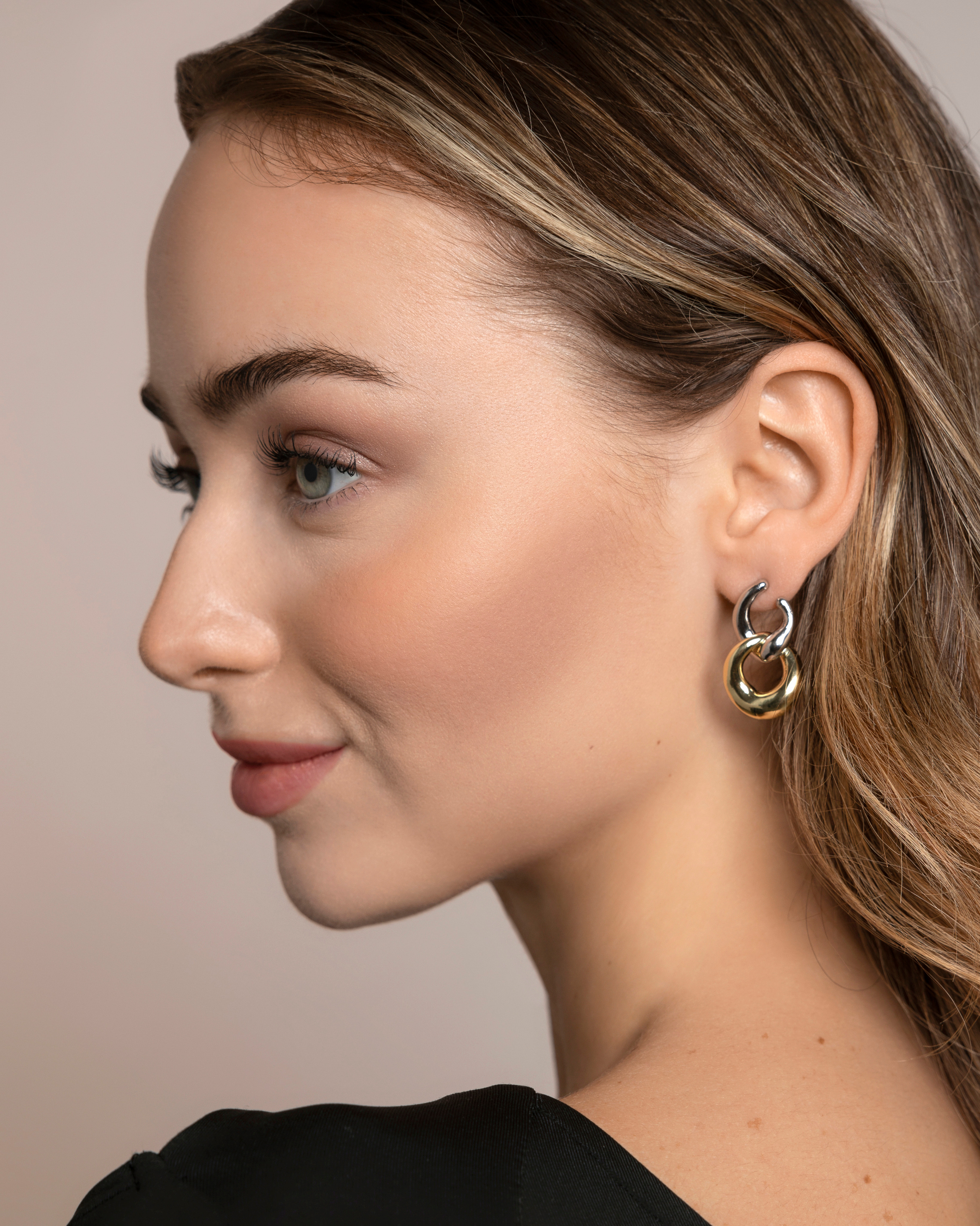 Портретная и предметная съемка украшений для Wildberries. Контент фотограф в Москве и области Елена Кулакова