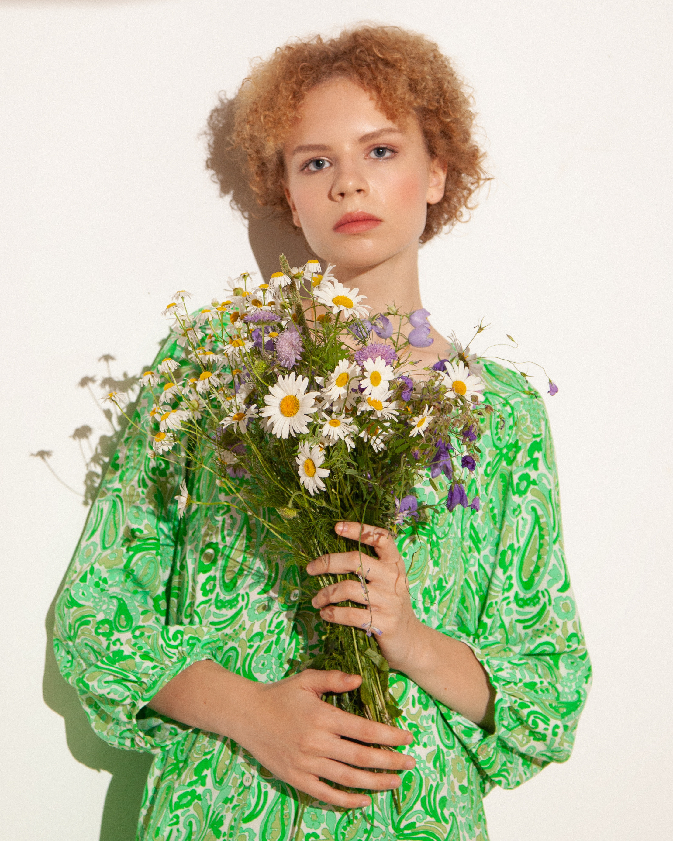 Съёмка девушки с цветами в фотостудии. Контент фотограф в Москве и области Елена Кулакова