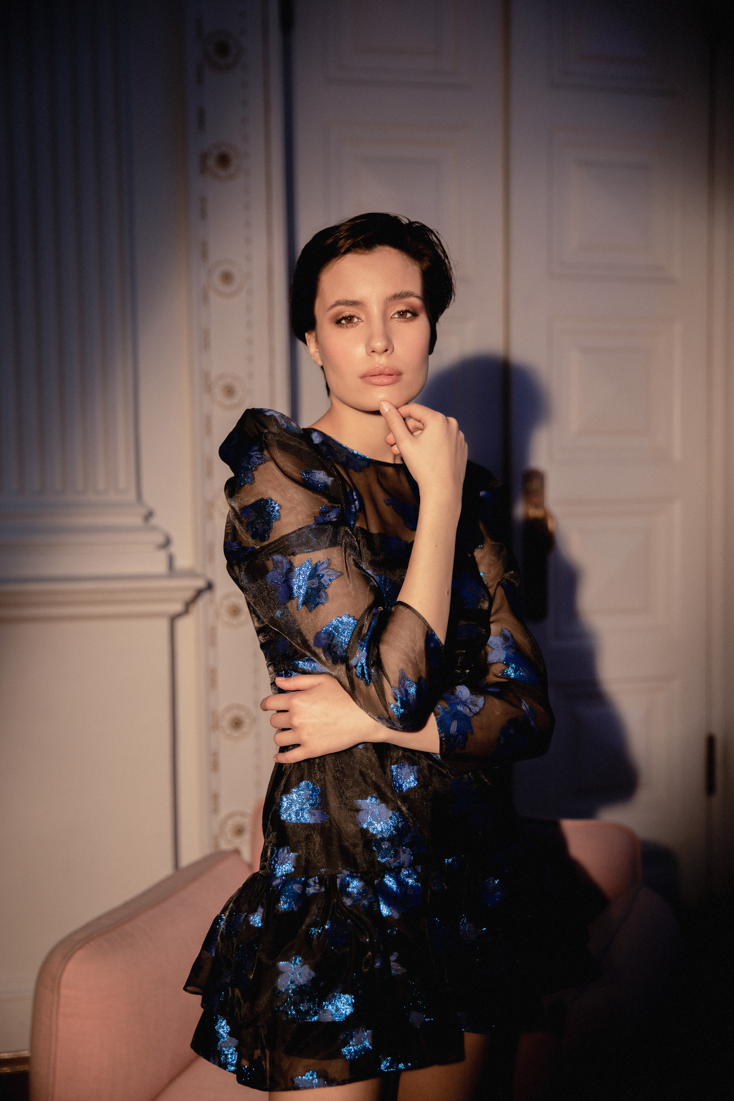 Приглушенная атмосфера кадра делает картинку вечерней.