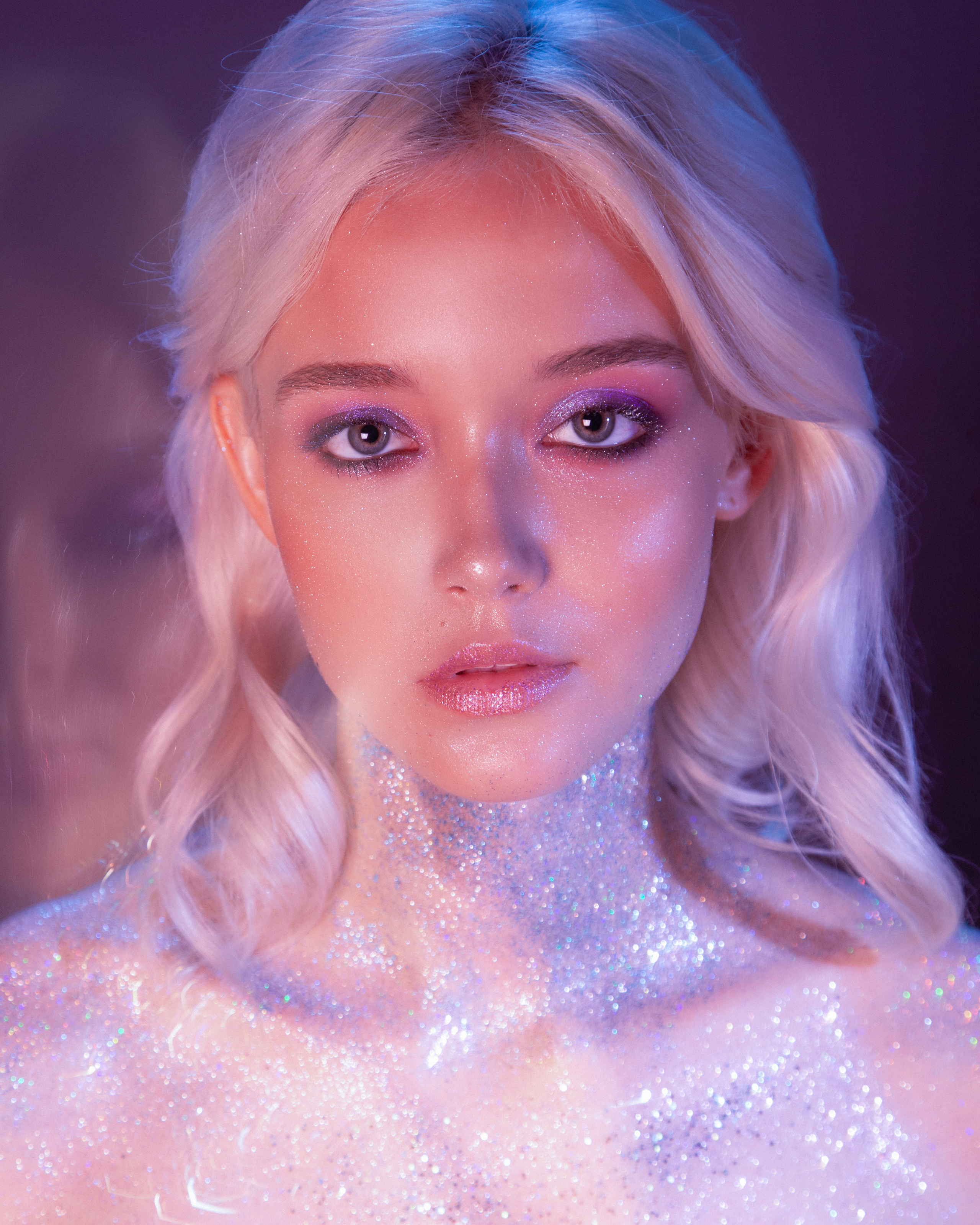 Кадр красивой блондинки в глитере эффектом смаза.