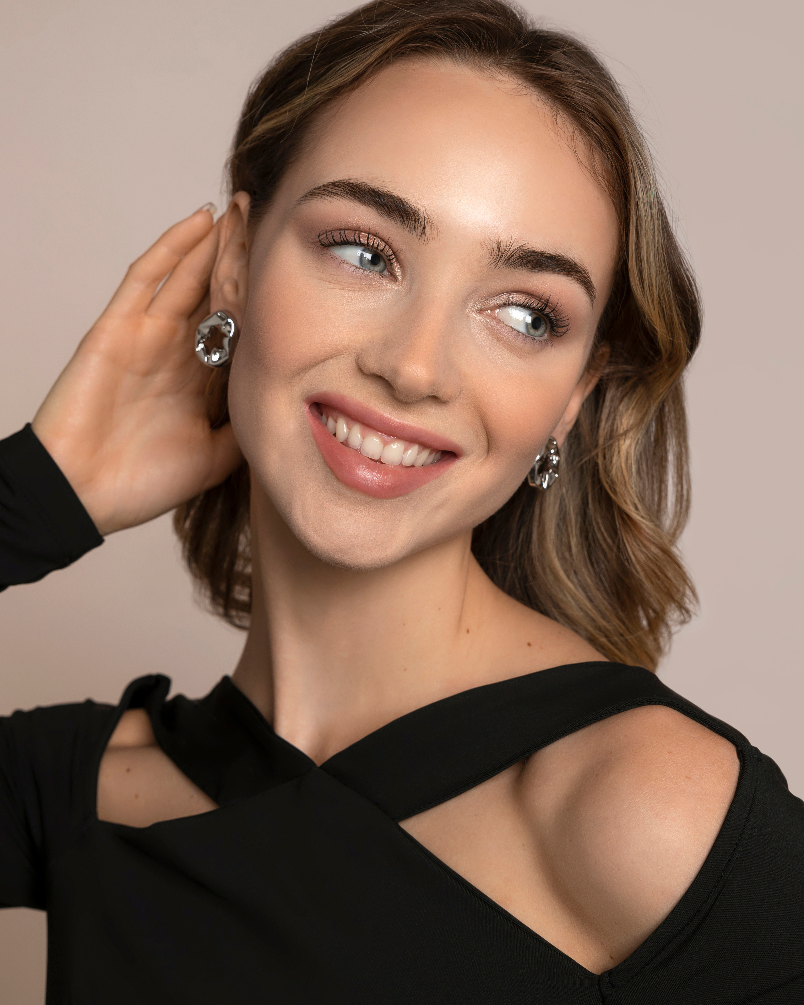 Портретная и предметная съемка украшений для Wildberries. Контент фотограф в Москве и области Елена Кулакова