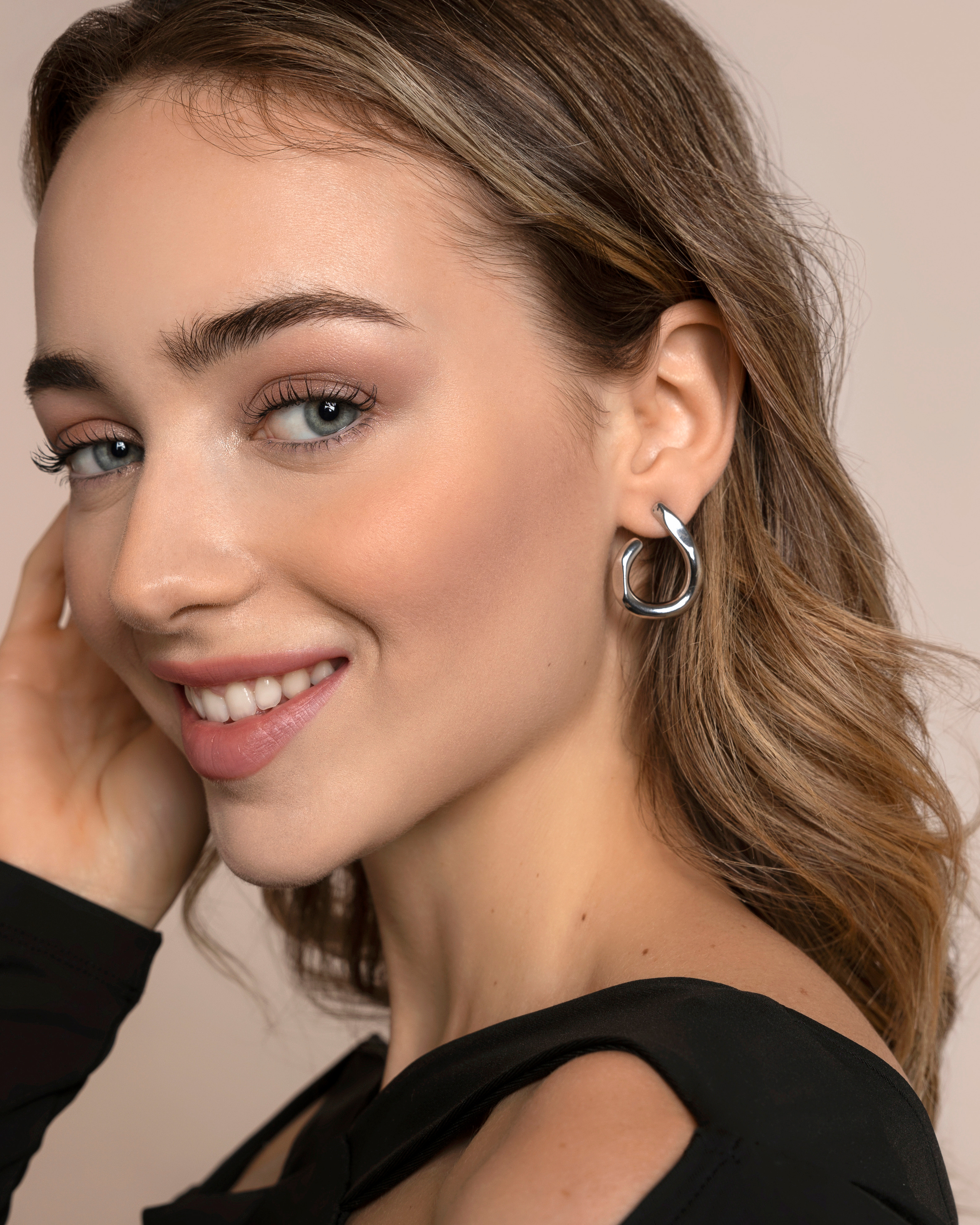 Портретная и предметная съемка украшений для Wildberries. Контент фотограф в Москве и области Елена Кулакова