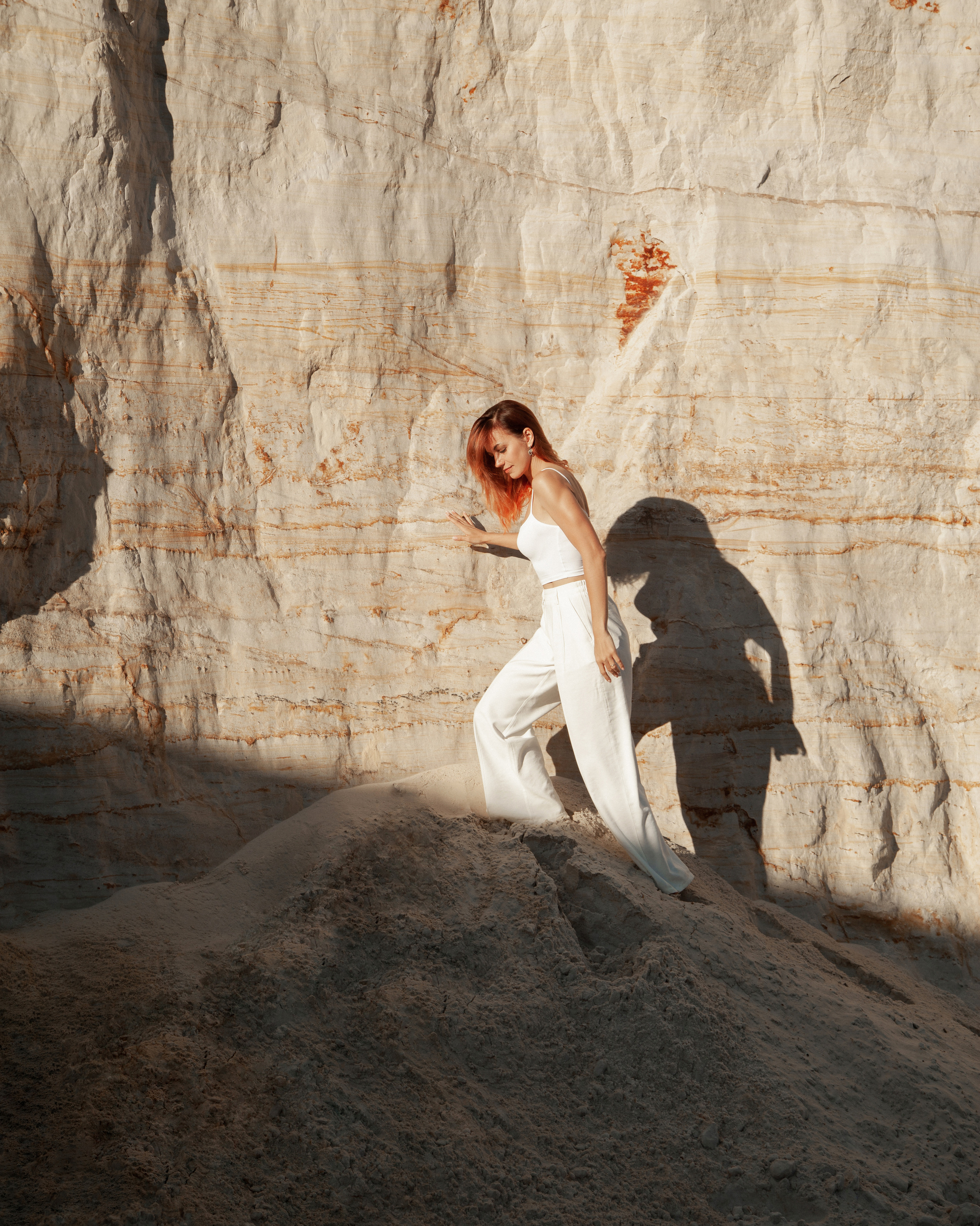 Игра теней в песчаном карьере, подъем в гору