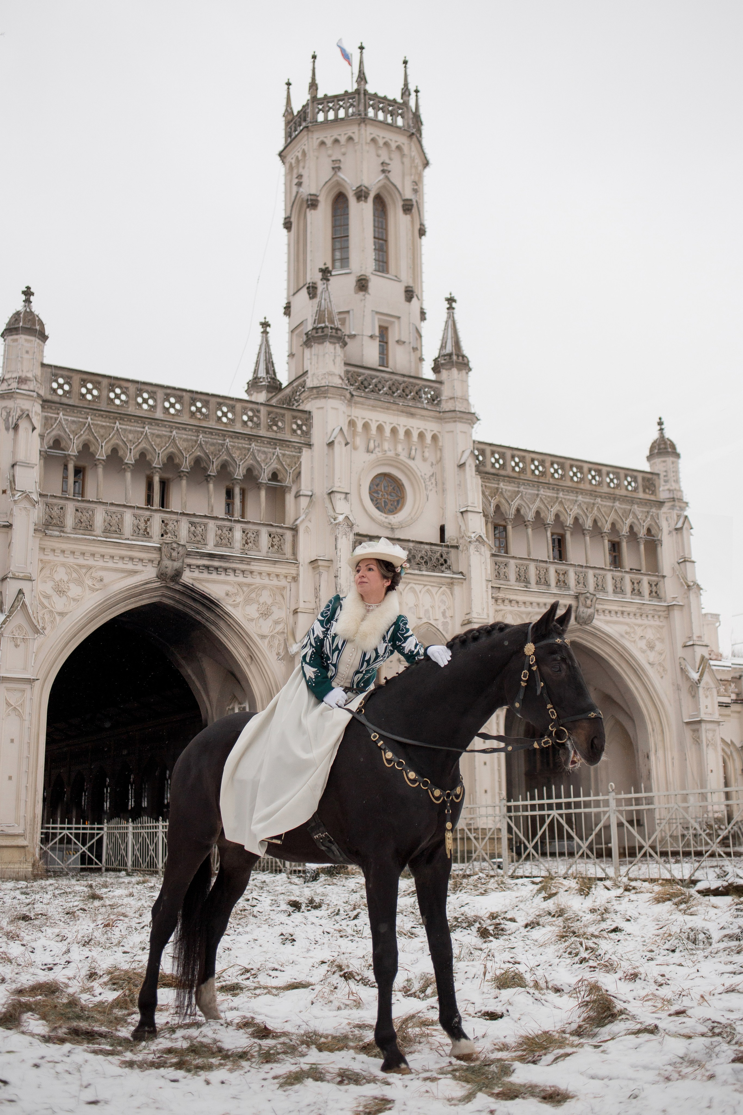 Фотосессия с лошадью у вокзала Новый Петергоф