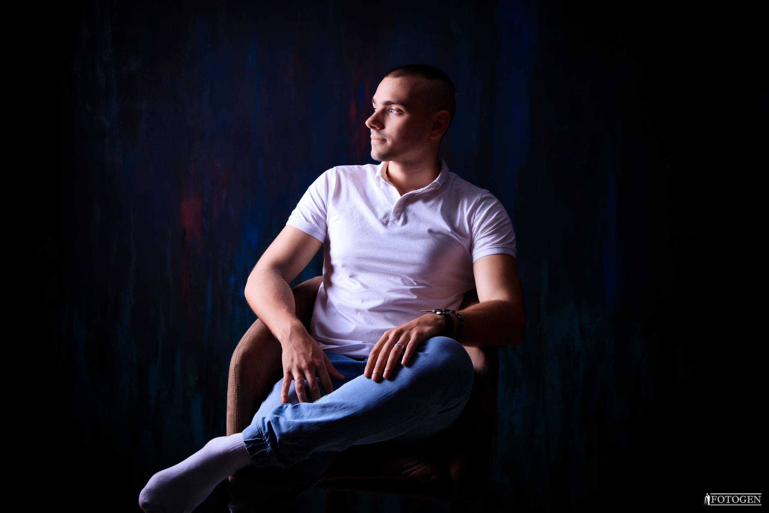 Профессиональная мужская фотосессия в Fotogen: Ваша история в кадре. Интерьерная фотостудия FOTOGEN г. Краснодар