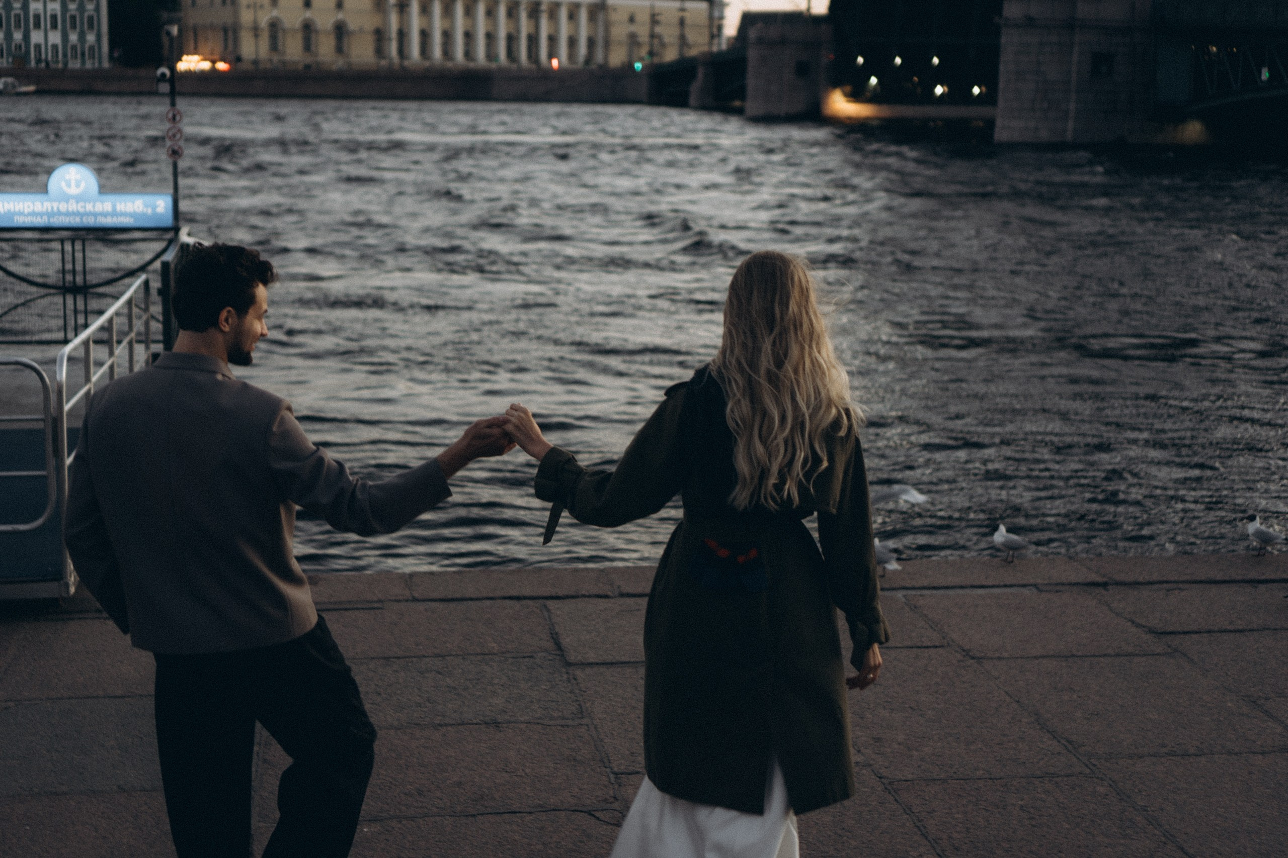 СВАДЕБНАЯ СЬЕМКА ПАРЫ НА РАССВЕТЕ В БЕЛЫЕ НОЧИ И ПРОГУЛКА С РАЗВОДНЫМИ МОСТАМИ И ПИКНИК ВОЗЛЕ ИСАКИЕВСКОГО СОБОРА. Профессиональный фотограф, Санкт-Петербург — Виктория Богомолова