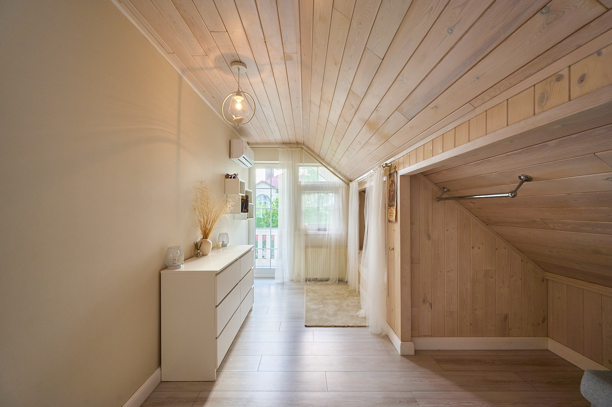 комната светлые оттенки белый комод серый диван