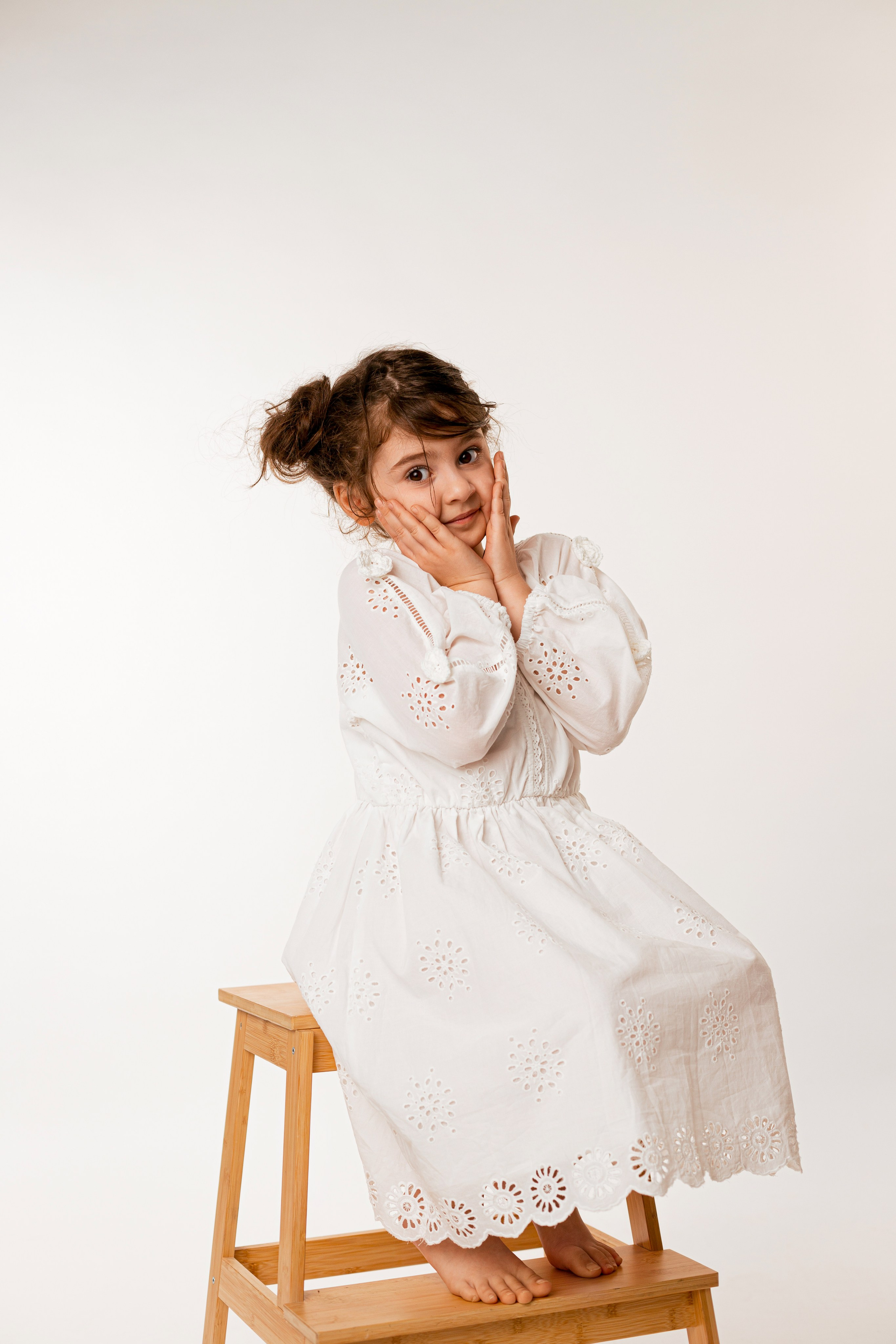 маленькая девочка в белом платье фотосессия в студии Краснодар