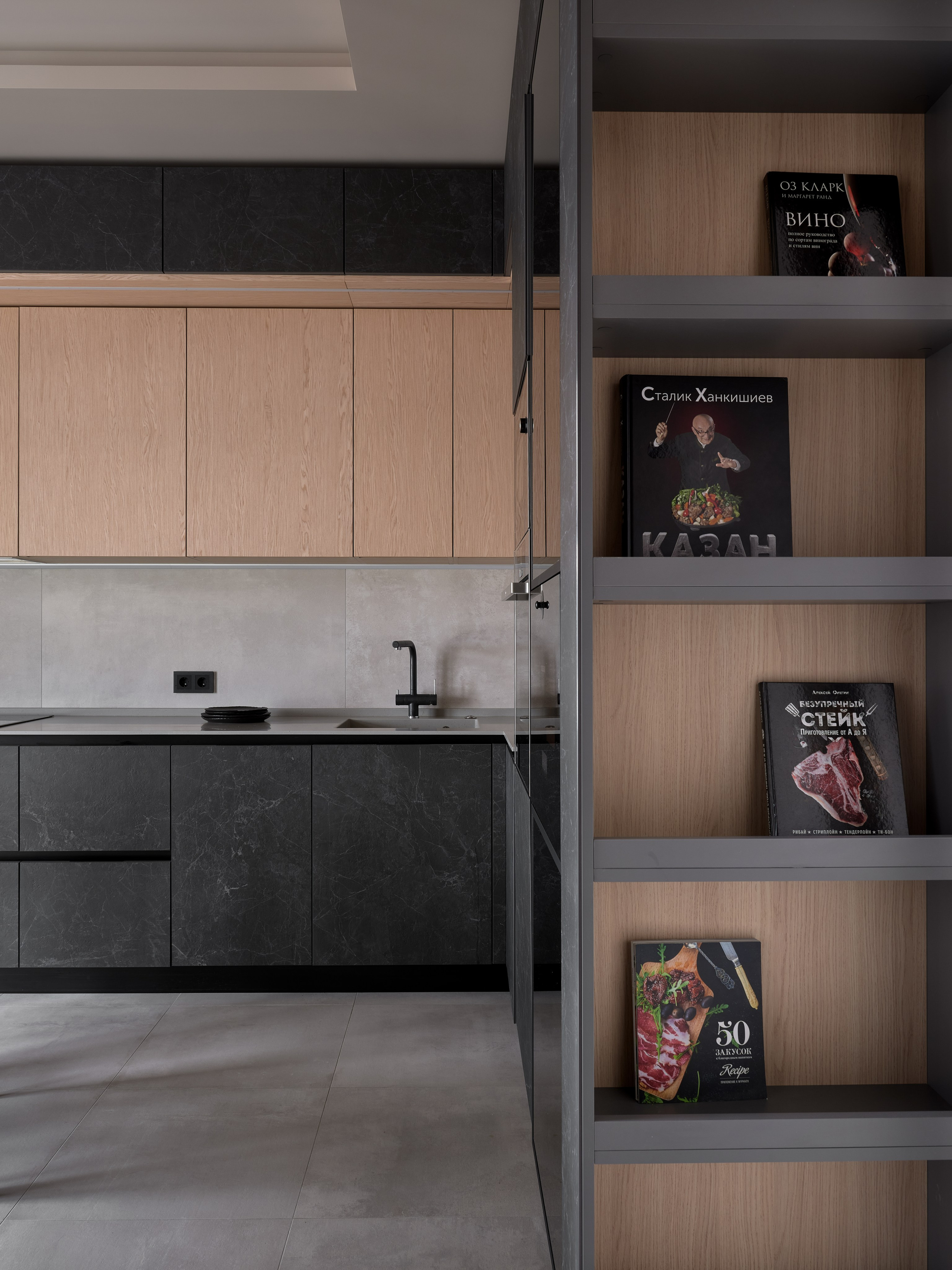 Светлое дерево и фиолетовые акценты. Фотограф Наталья Вершинина