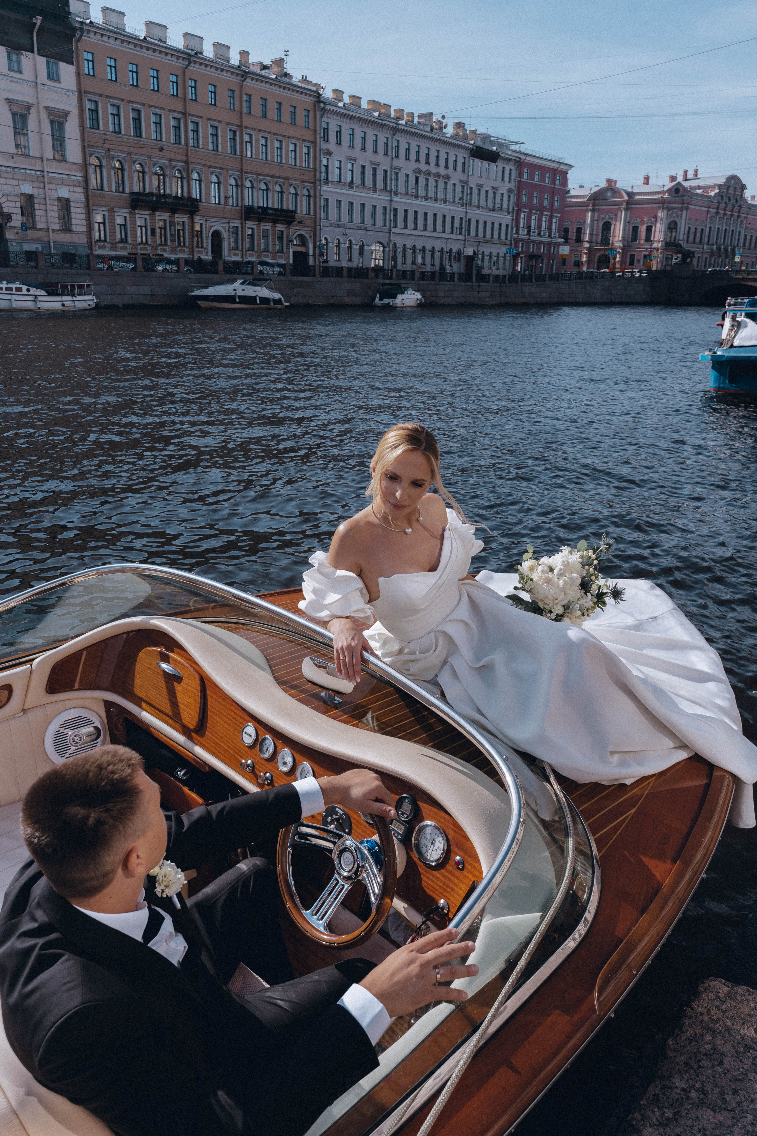 СВАДЕНБНАЯ СЬЕМКА НА КАТЕРЕ ПО КАНАЛАМ САНКТ-ПЕТЕРБУРГА И В АКВАТОРИИ НЕВЫ. Профессиональный фотограф, Санкт-Петербург — Виктория Богомолова