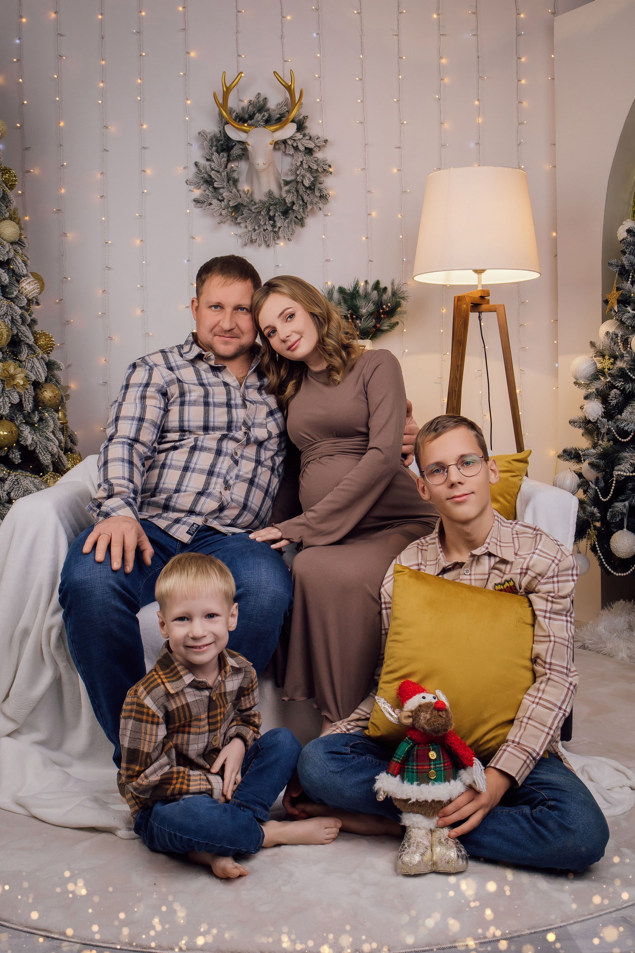 Олеся с семьей Новогодняя