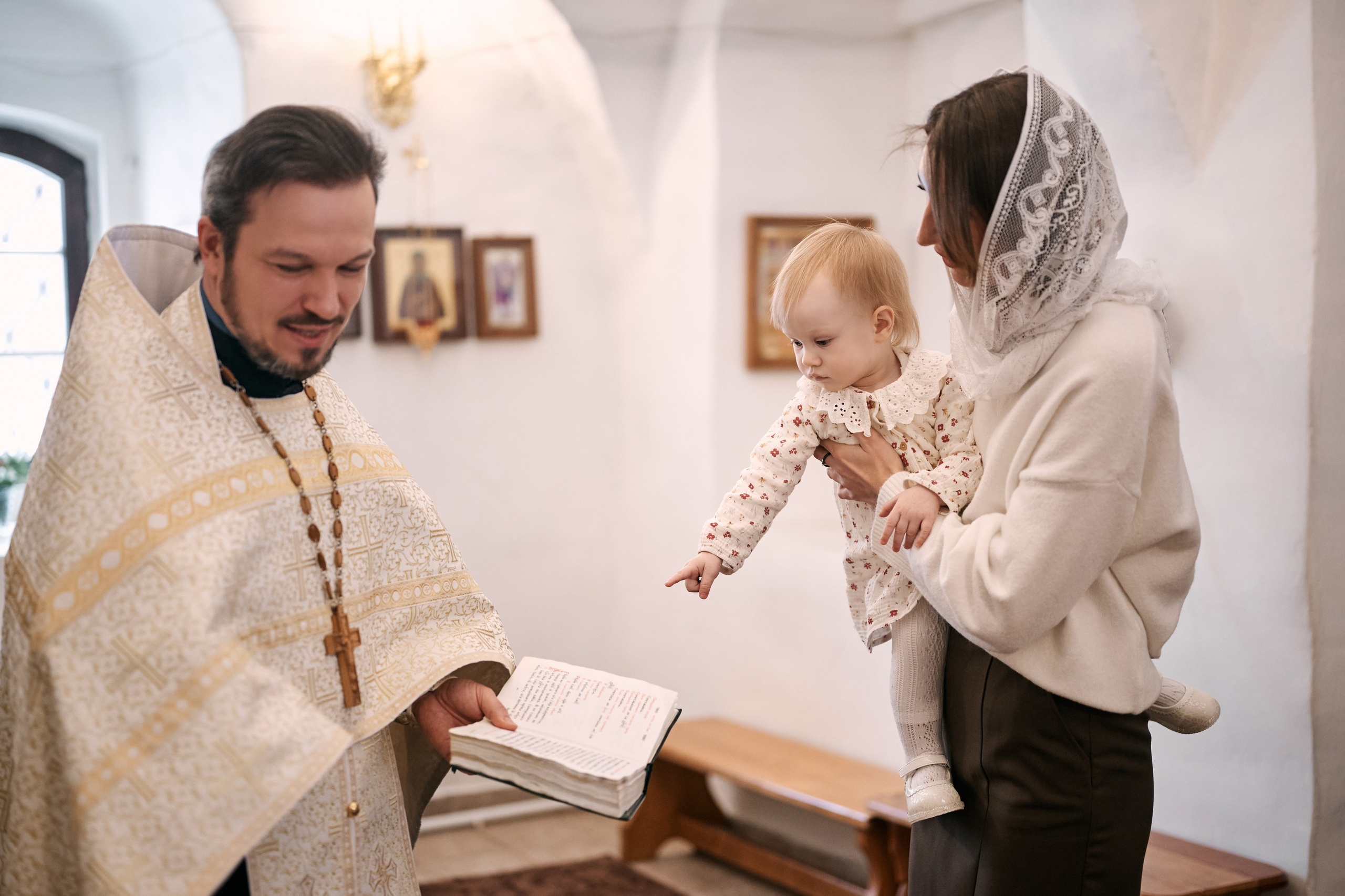 Крещение в храме Преполовения Пятидесятницы во Пскове. Свадебный фотограф Надежда Максимова