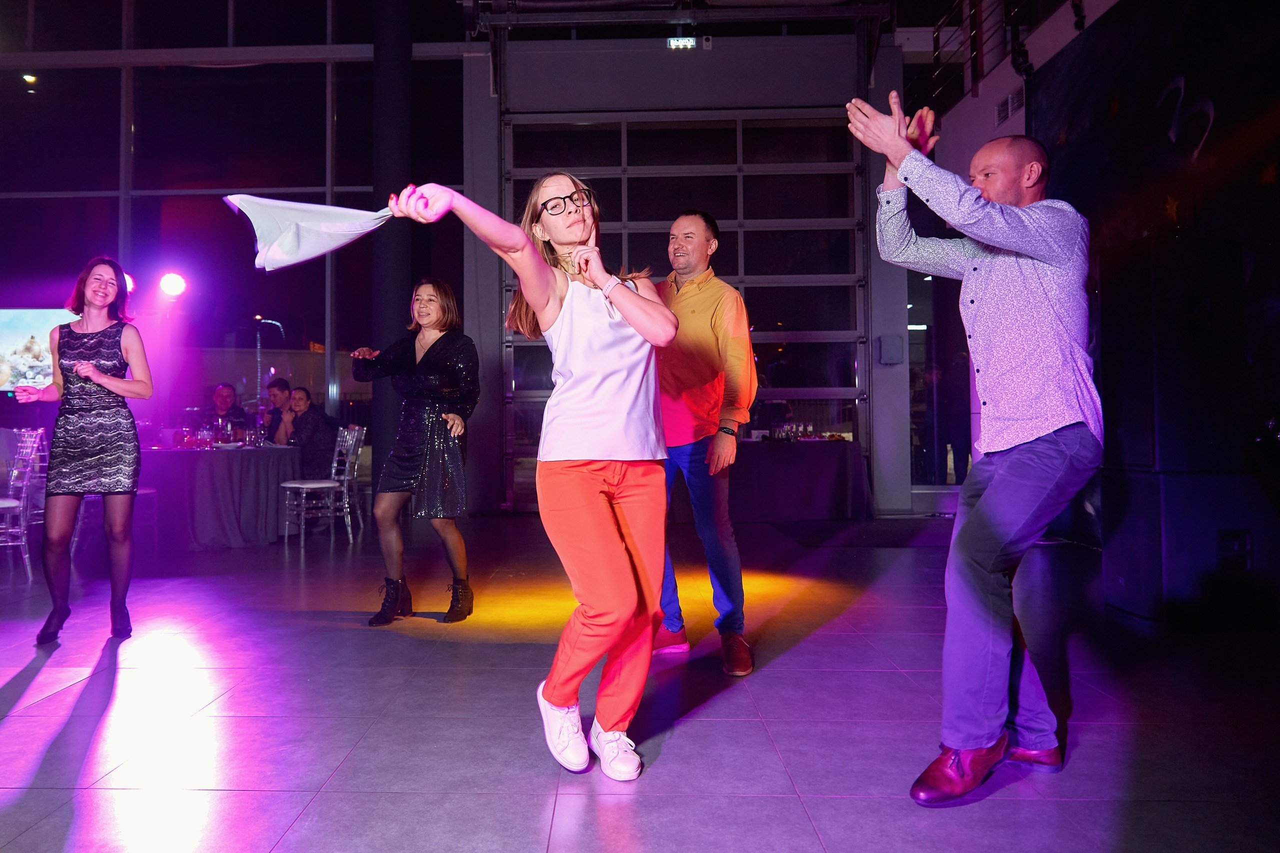 Транс-Инвест / Новогодний корпоратив на территории автосалона. Антон Артюшин, портретный фотограф. Москва