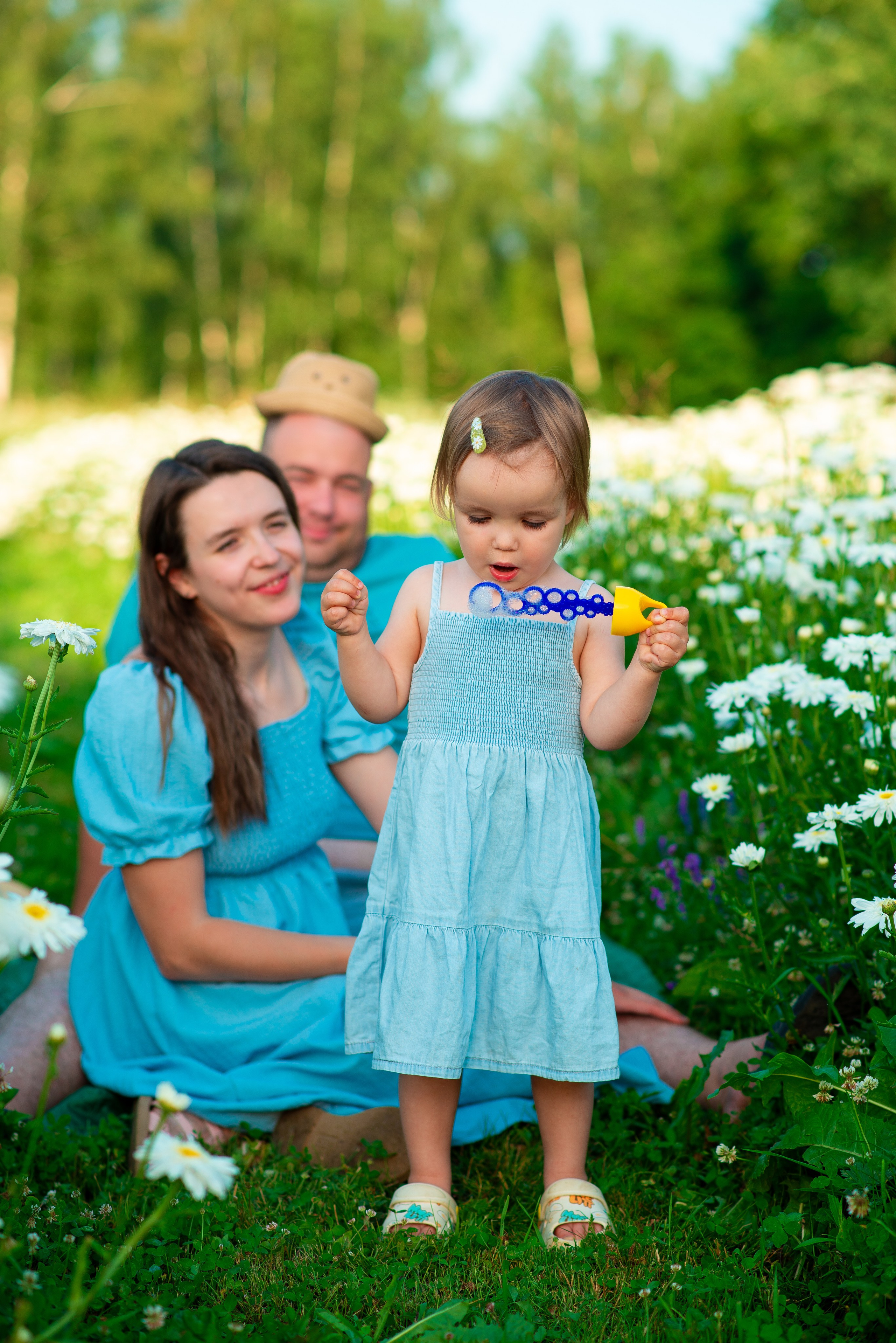 Вероника с семьей в ромашках. Семейный фотограф на выписку из роддома и крещение Минск Настя Гришук