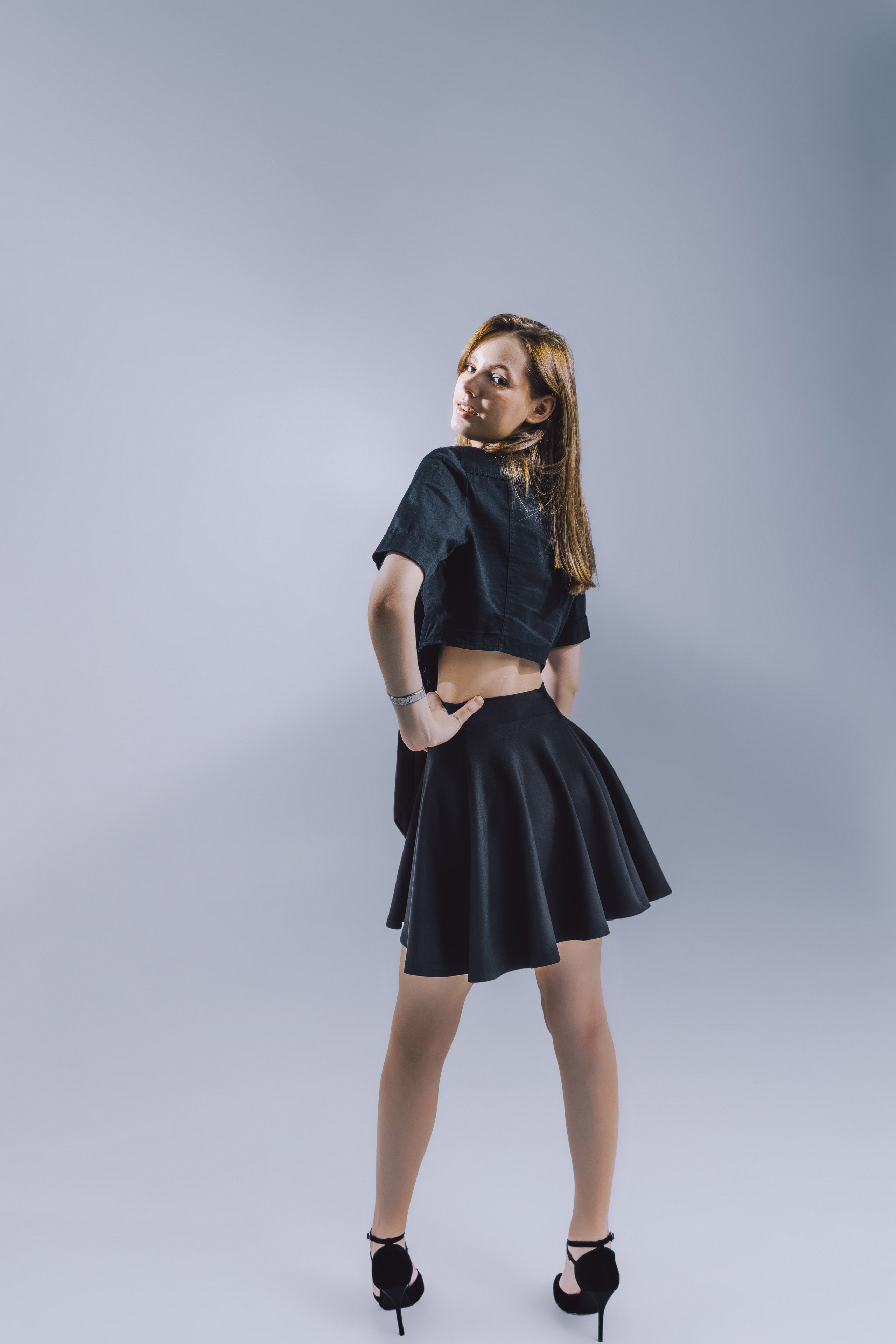 Поза с откинутой головой: как добавить выразительности кадру в студии