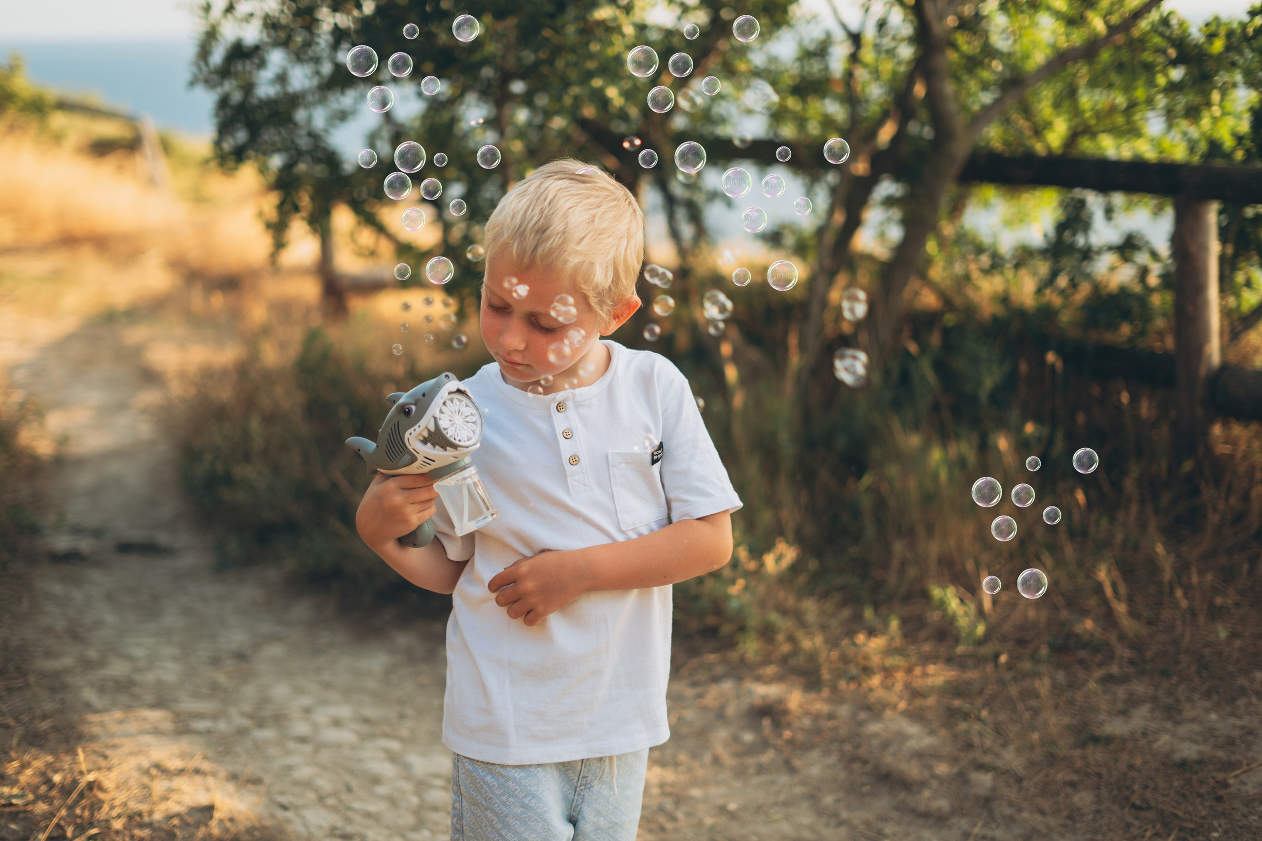 Анапский фотограф снял творческий процесс - дети украшают песочный замок ракушками и водорослями, фотограф Анапа