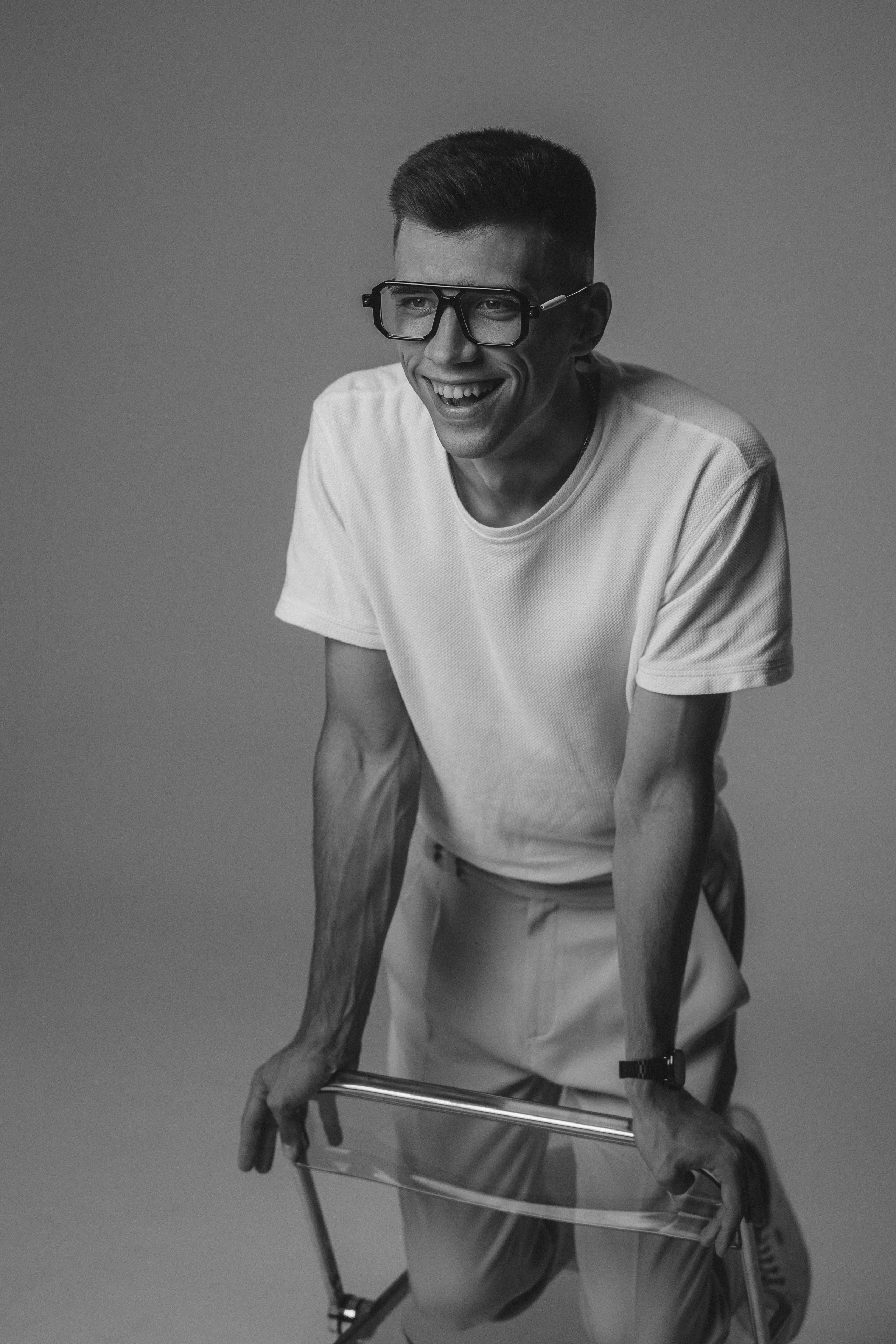 Фотограф в Анапе создает портфолио ведущего – студийная съемка  