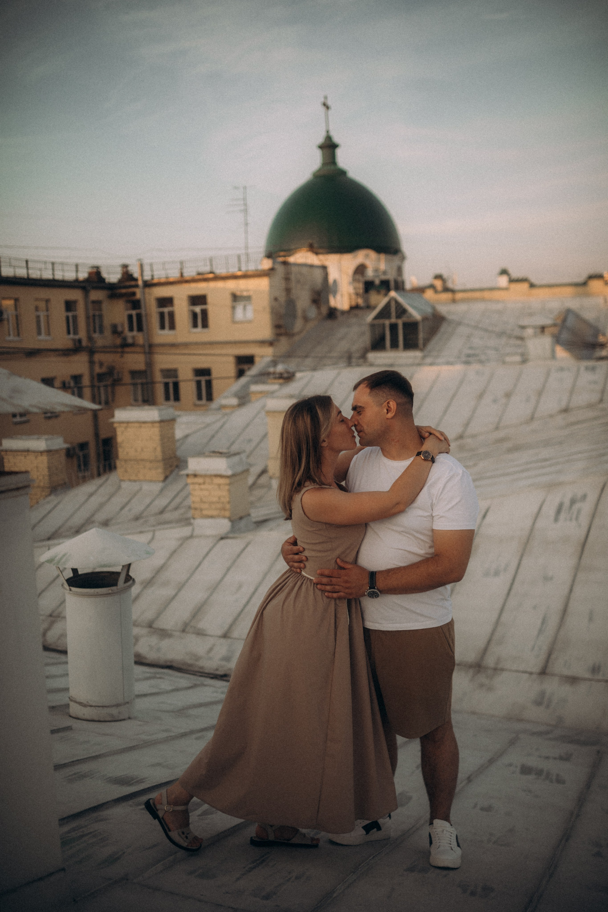 Мы сидим на питерской, теплой крыше. Фотограф в Санкт Петербурге Лара Великова