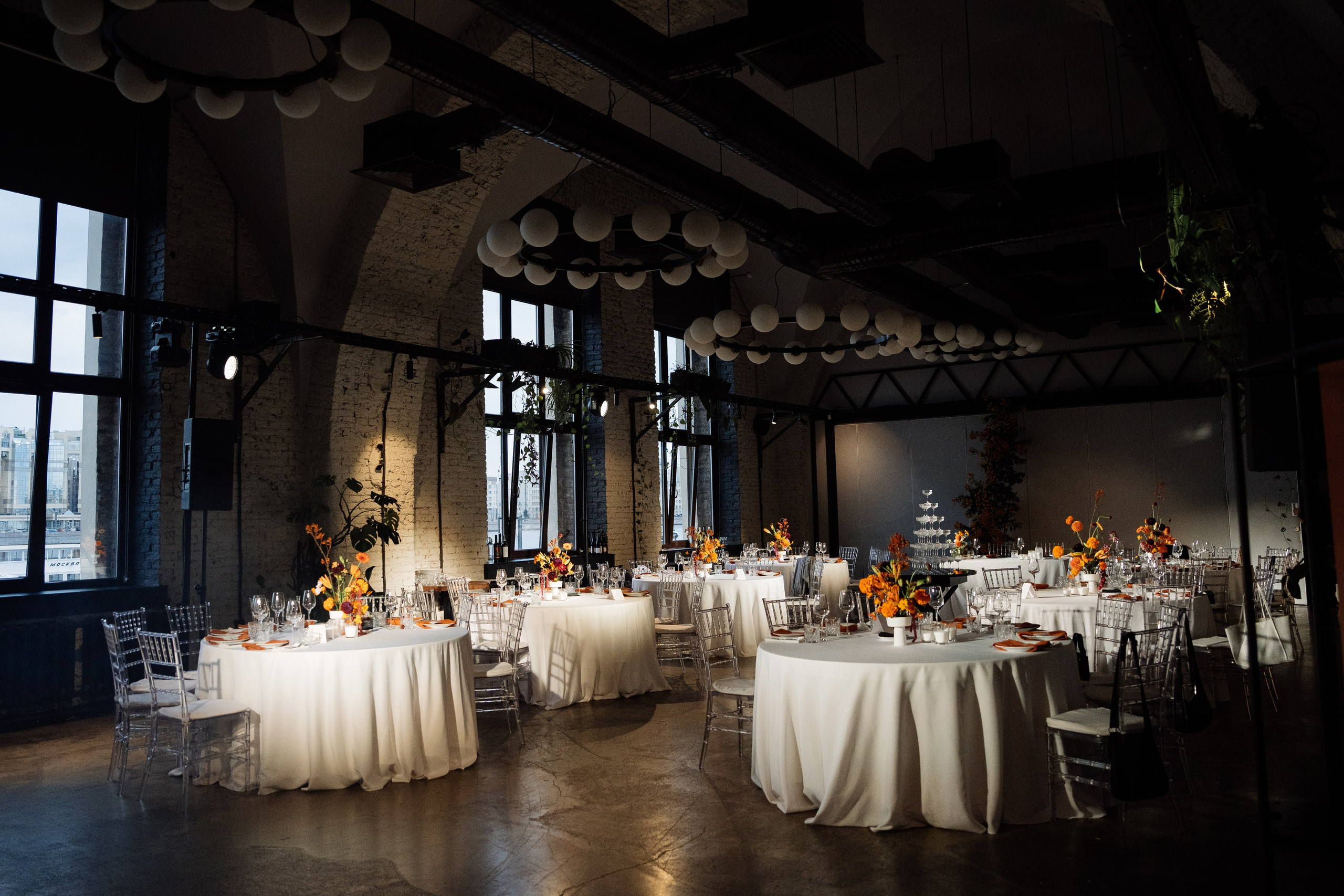 Оранжевая свадьба в гребешках. Свадебный фотограф организатор в Санкт-Петербурге Ассоль Опарина