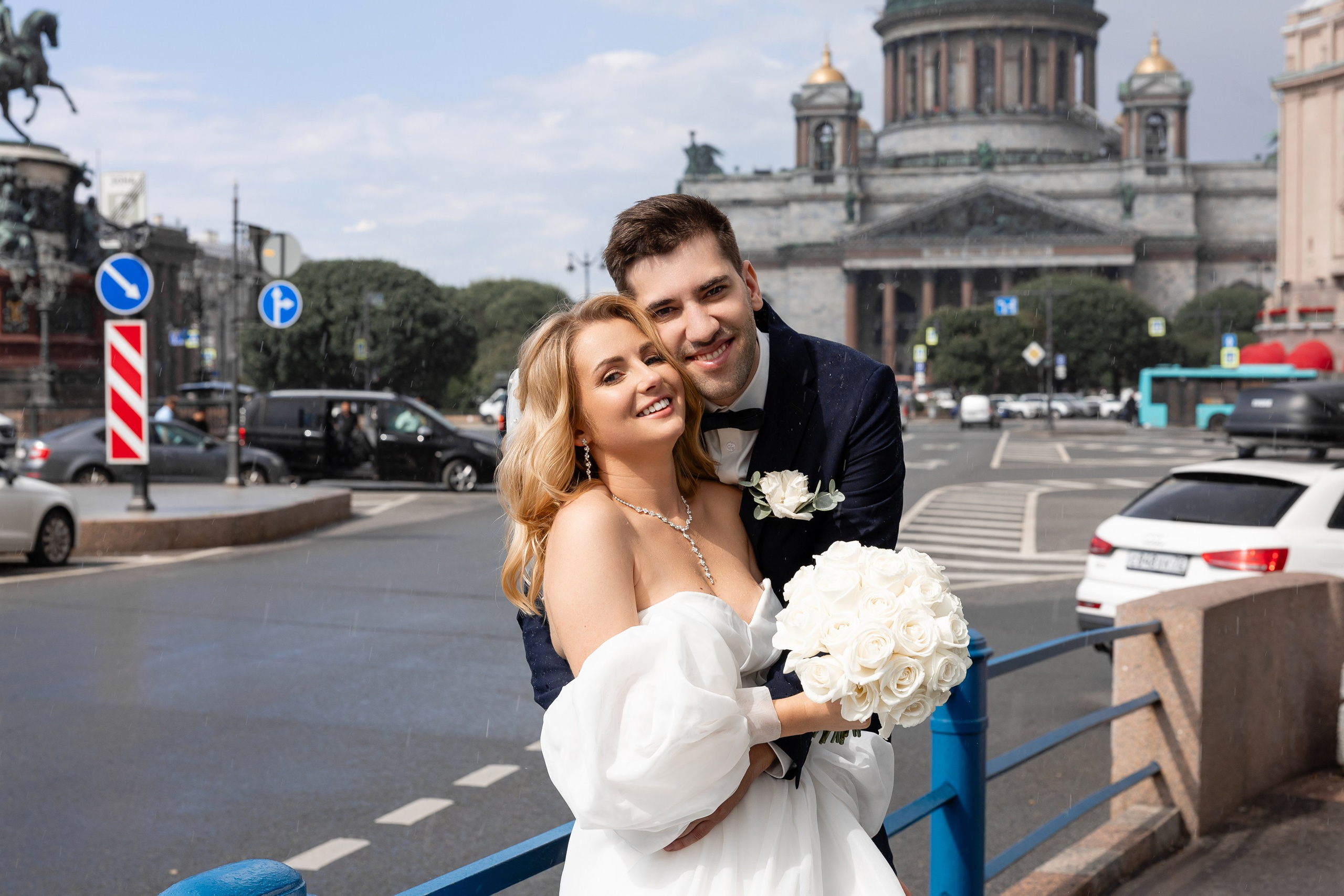 Жених и невеста на Синем мосту с видом на Исаакиевский собор