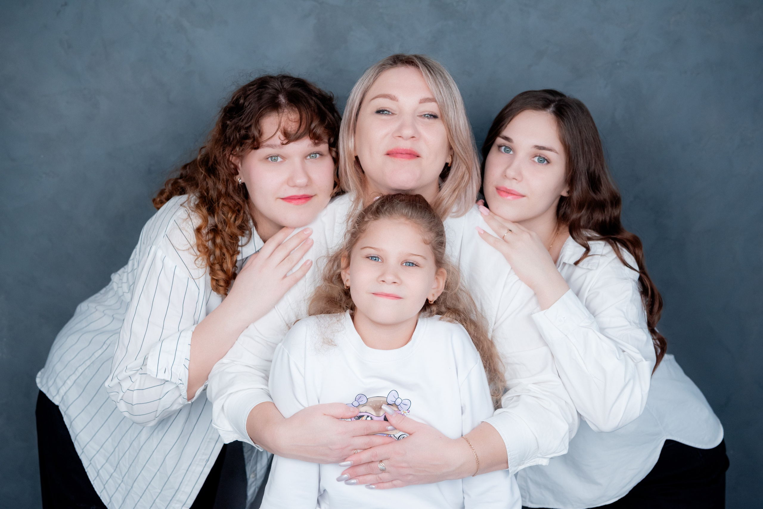 Групповой портрет семьи из четырех женщин: русская внешность, нежные образы для фото в студии.