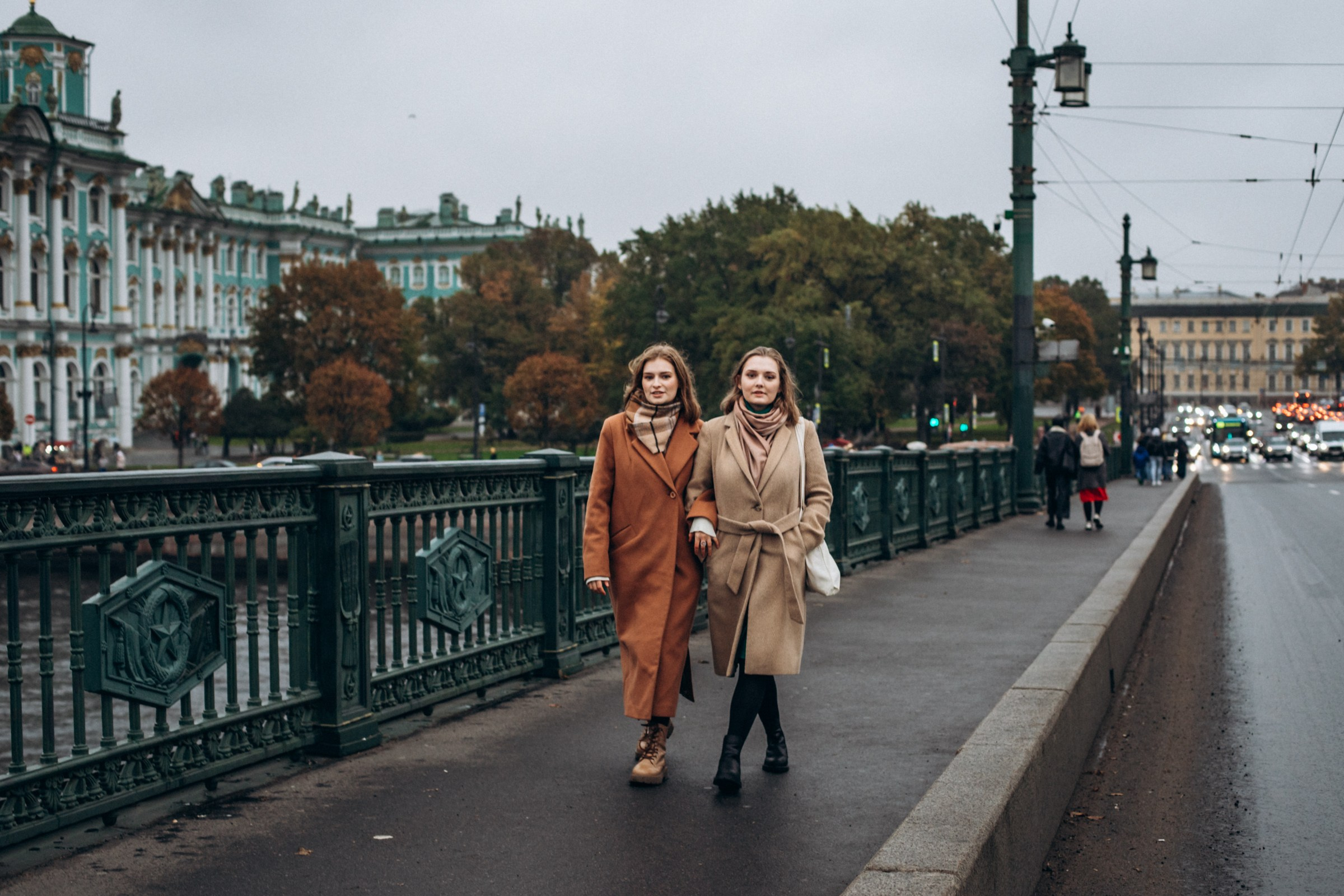 Сестры Саша и Полина в октябре. Фотопрогулка в Петербурге. Индивидуальный и семейный фотограф в Санкт-Петербурге