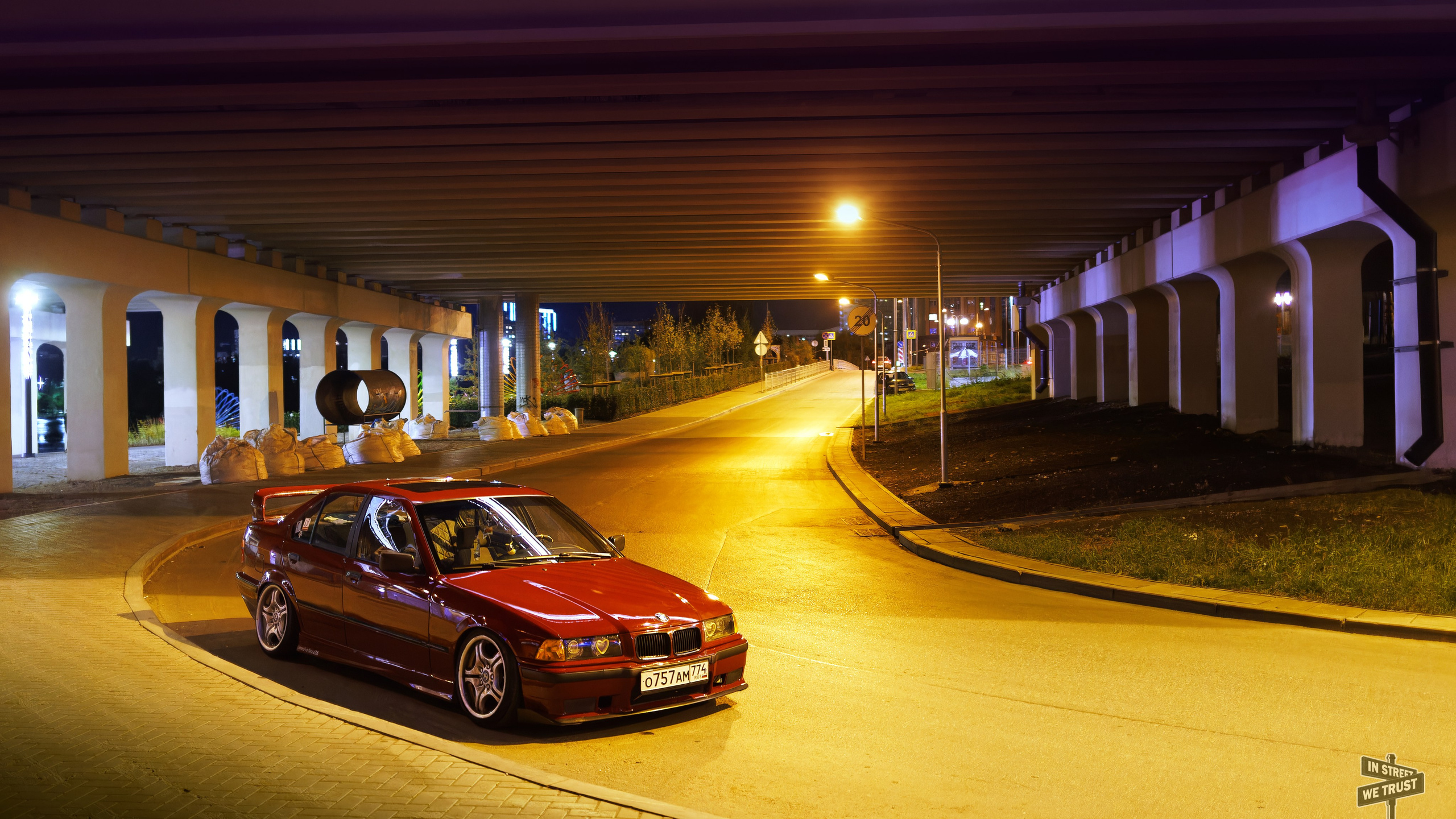 BMW E36 под уличным фонарем. IN STREET WE TRUST