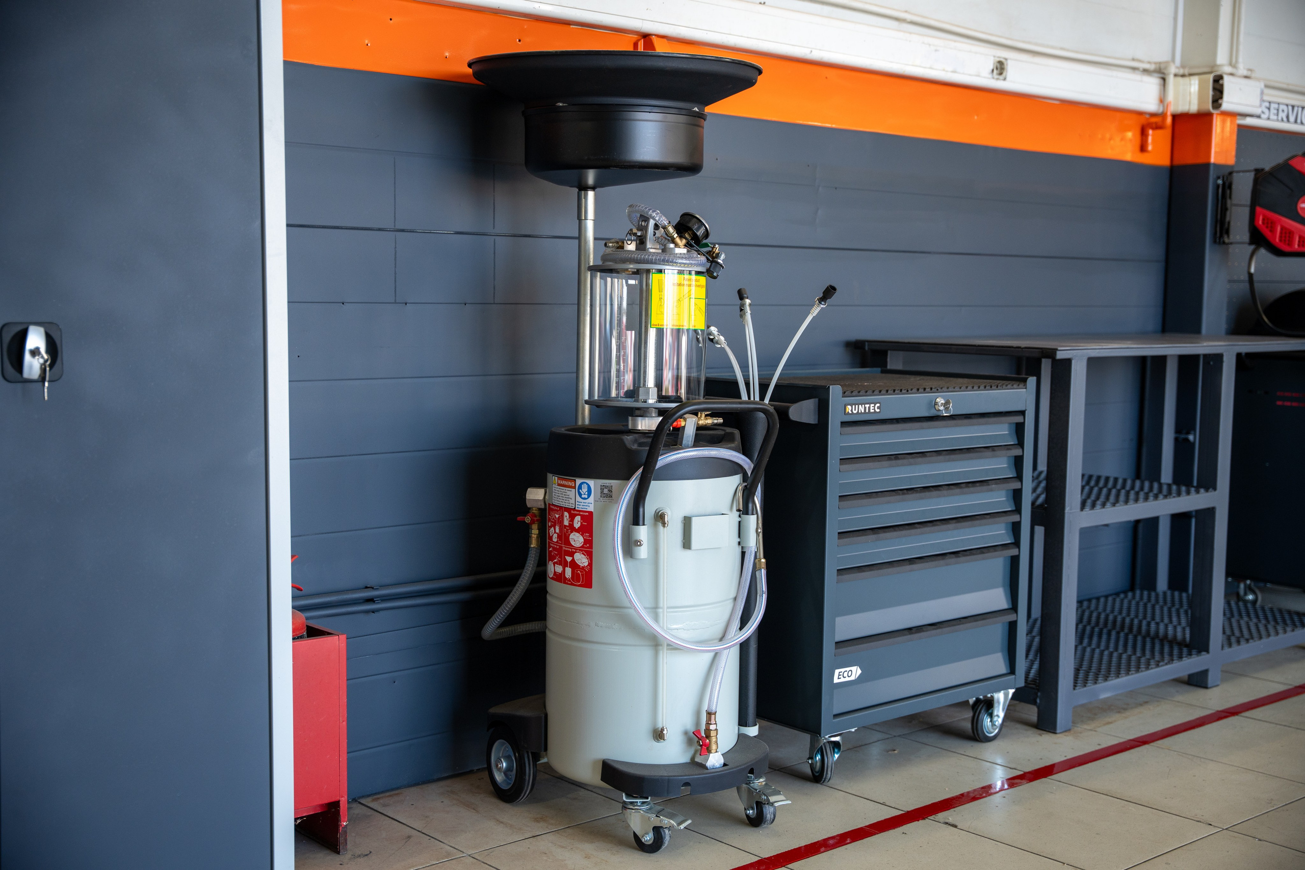 Интерьерная фотосъемка автосервиса Fit Service в Краснодаре — сеть СТО Профессиональная фотосъемка интерьера техцентра в Краснодаре. Шедевры для Вас! Фотограф и Видеограф в Краснодаре Пахиев Руслан