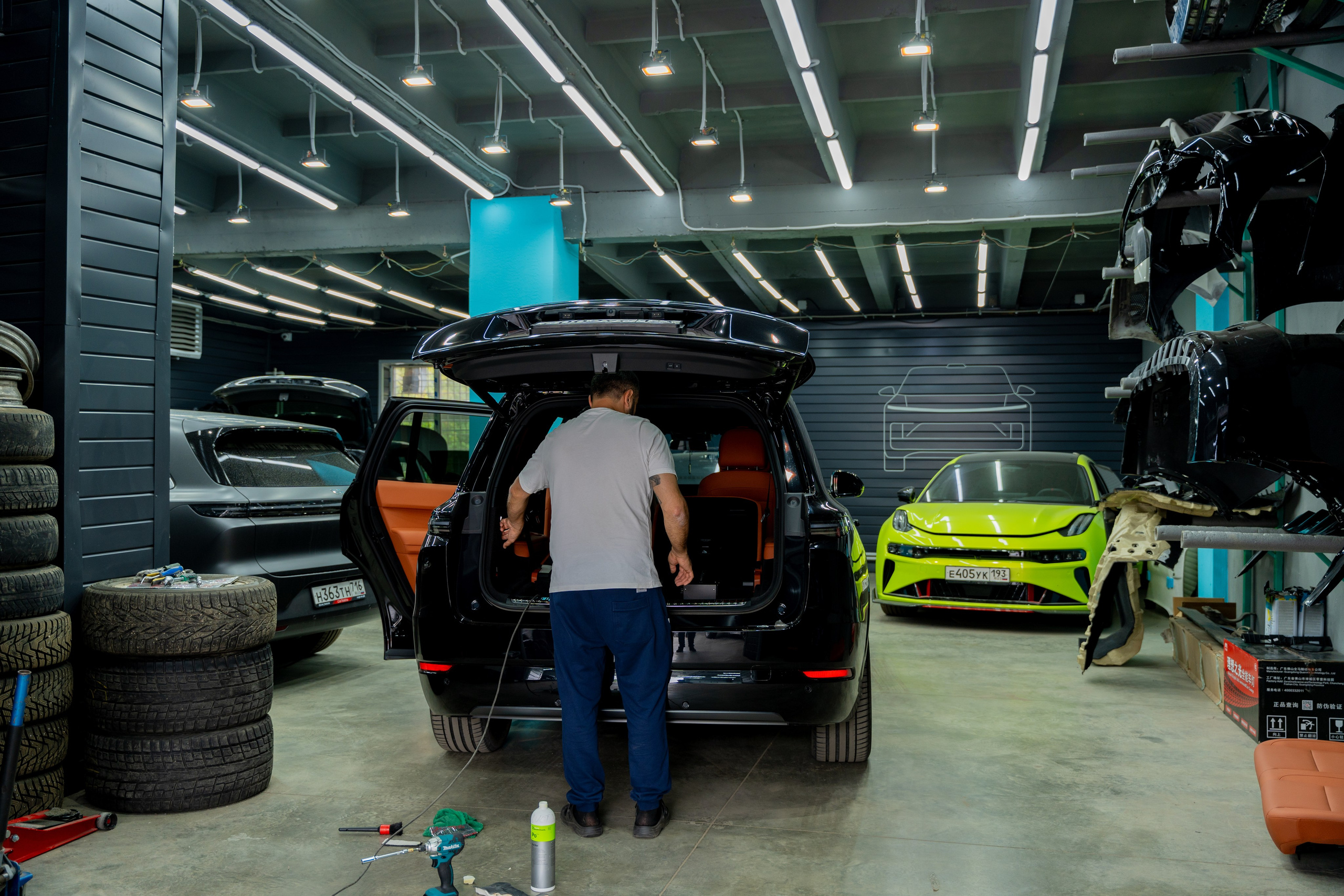 Интерьерная фотосъемка автосалона Elrus в Краснодаре. Zeekr, LiXiang Профессиональная фотосъемка интерьера премиум-автосалона в Краснодаре. Шедевры для Вас! Фотограф и Видеограф в Краснодаре Пахиев Руслан