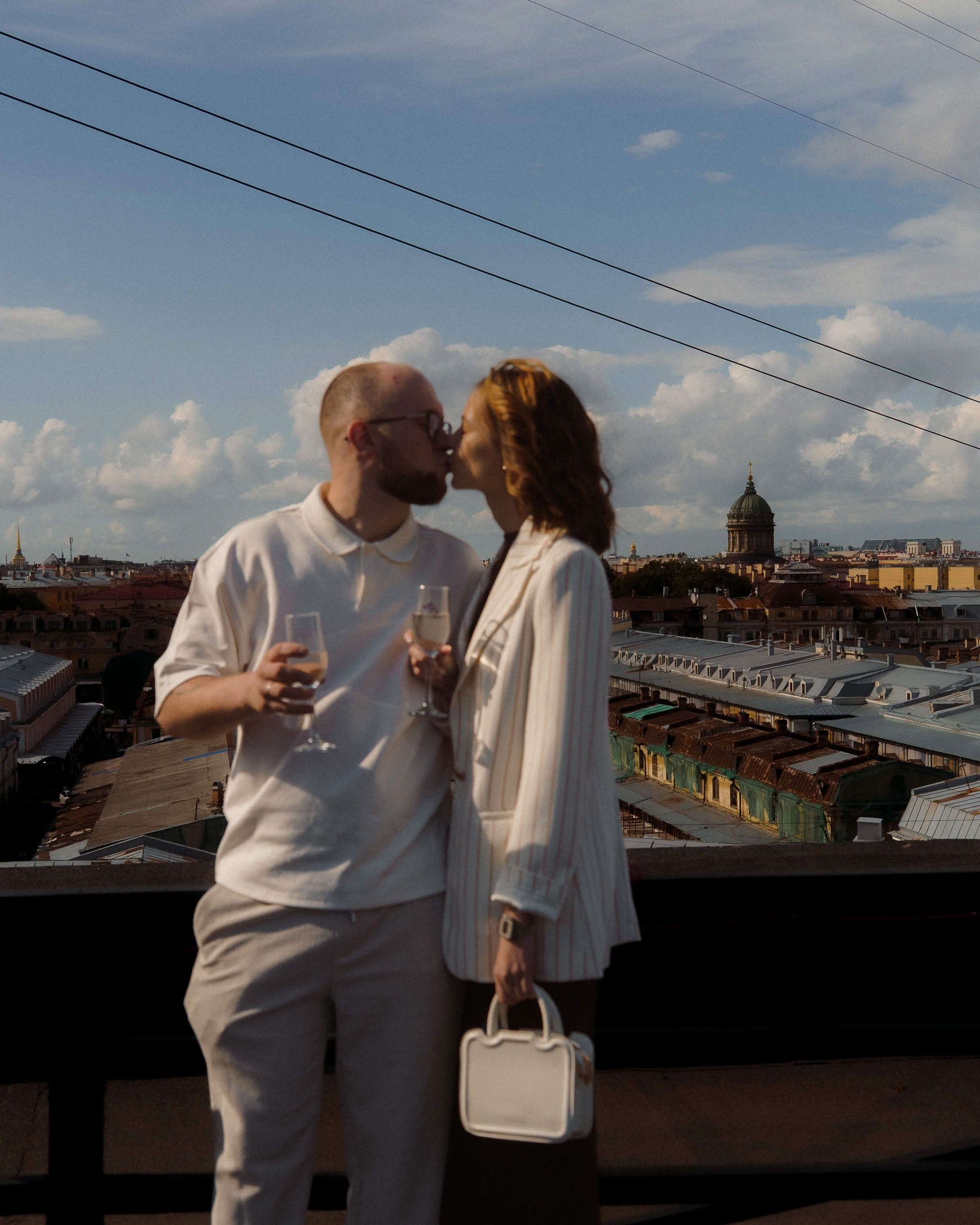 Гости свадьбы на руфтопе Event Rest с видом на Петербург