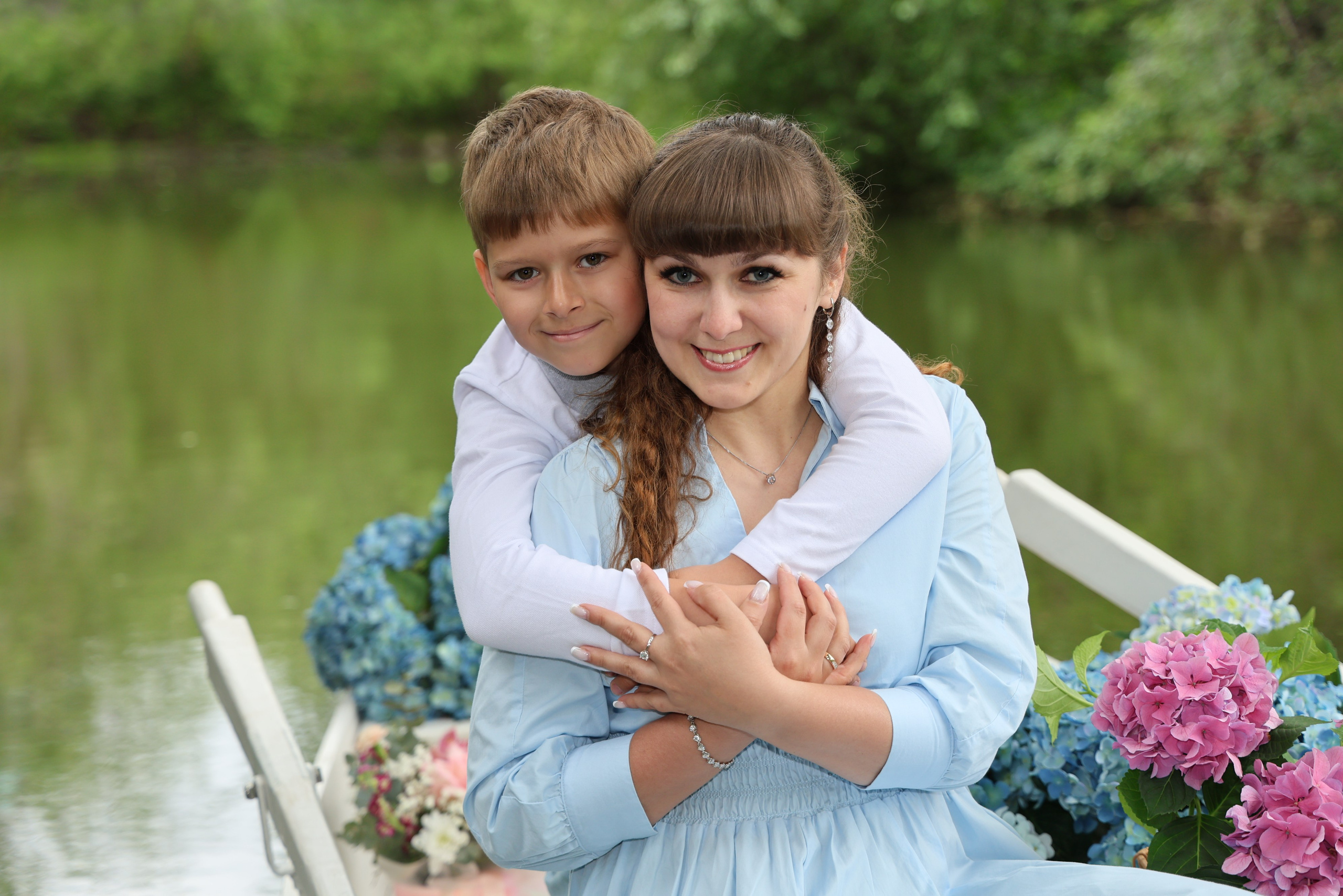 Фотосессия в лодке, лодка, озеро, платье, книга, шляпа, зонт, перчатки, весла, лето. Свадебный, семейный, женский и детский фотограф из Екатеринбурга