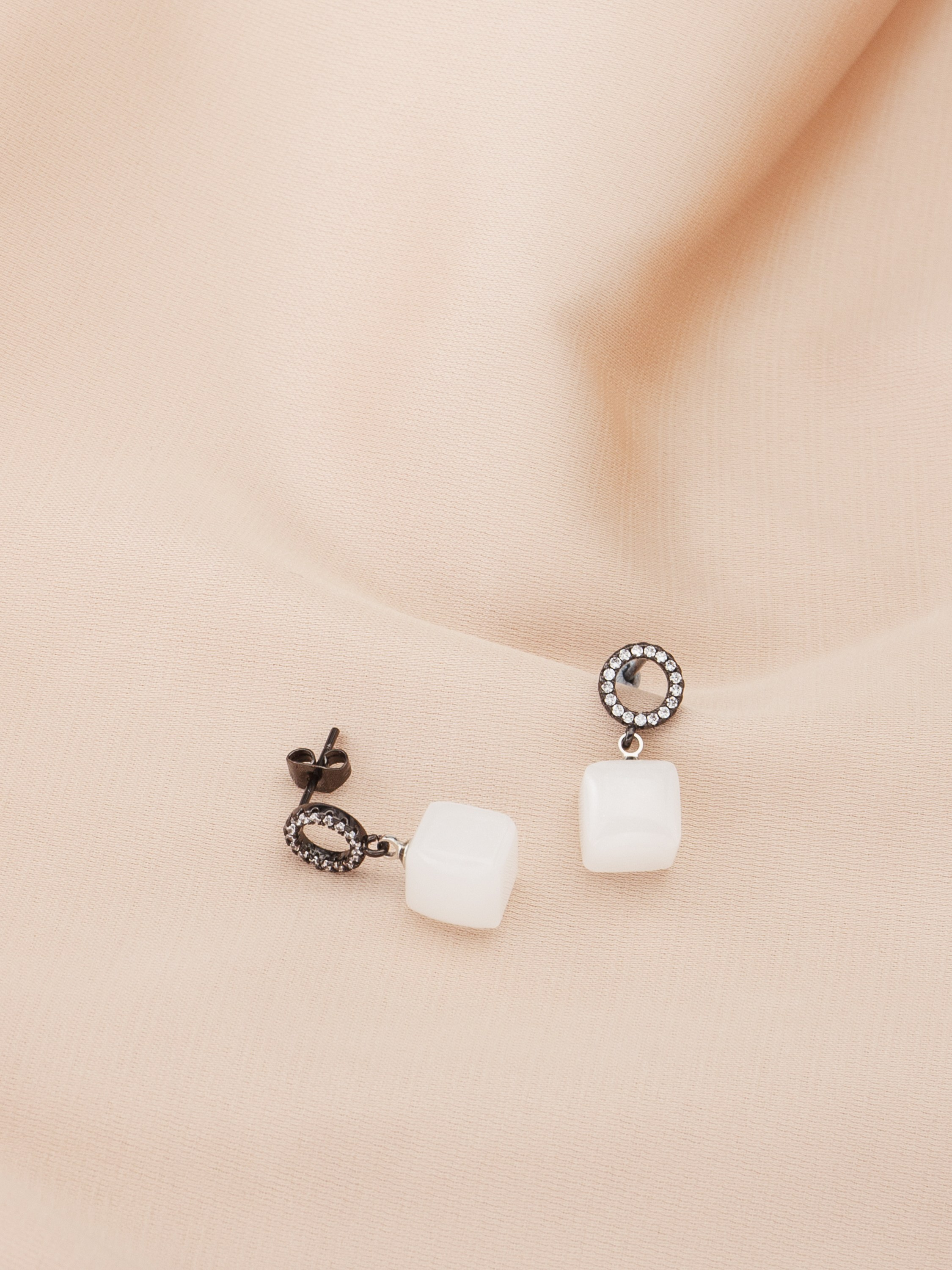 Ювелирный фотограф в Санкт-Петербурге. Предметная фотосъемка часов, украшений и других предметов роскоши. Антиквариат. Профессиональный фотограф в Санкт-Петербурге. Студийная фотография. Фотограф Сергей Пушкин. Фото для рекламы и соцсетей.  Product photographer in Saint-Petersburg, Russia. Фотосъемка товаров для соцсетей и маркетплейсов. предметная фотосъемка украшений, СПб. Фотосессия украшений в спб. Фотограф в студии в спб для украшений. Фотосессия бижутерии. Фотограф ювелирных изделий.