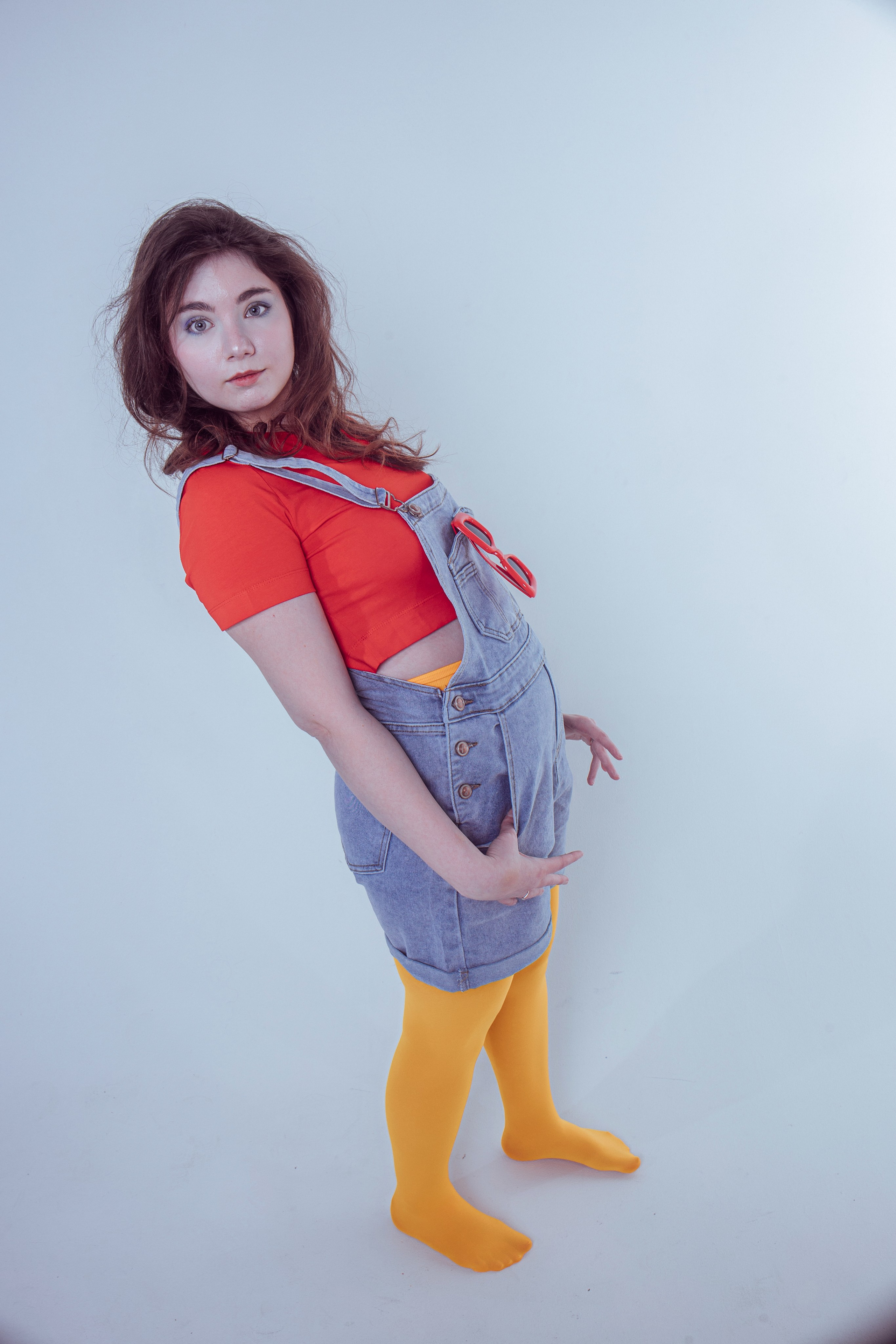 Джинсы порезаны Лето три полоски на кедах. Главная