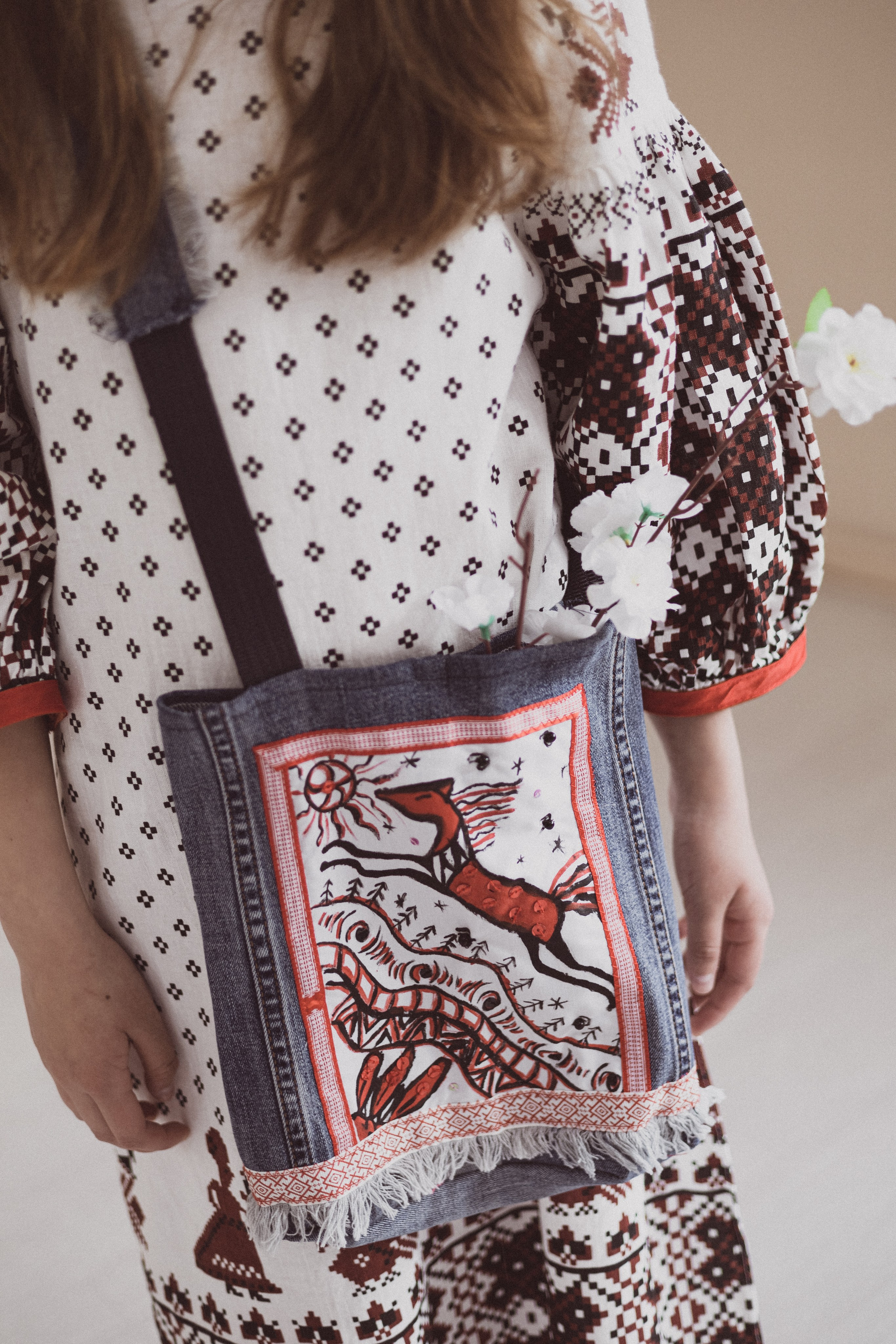 Сумки из денима с мезенской росписью своим руками в мастерской шитья и дизайна. Школа для девочек во Владивостоке — Само Совершенство