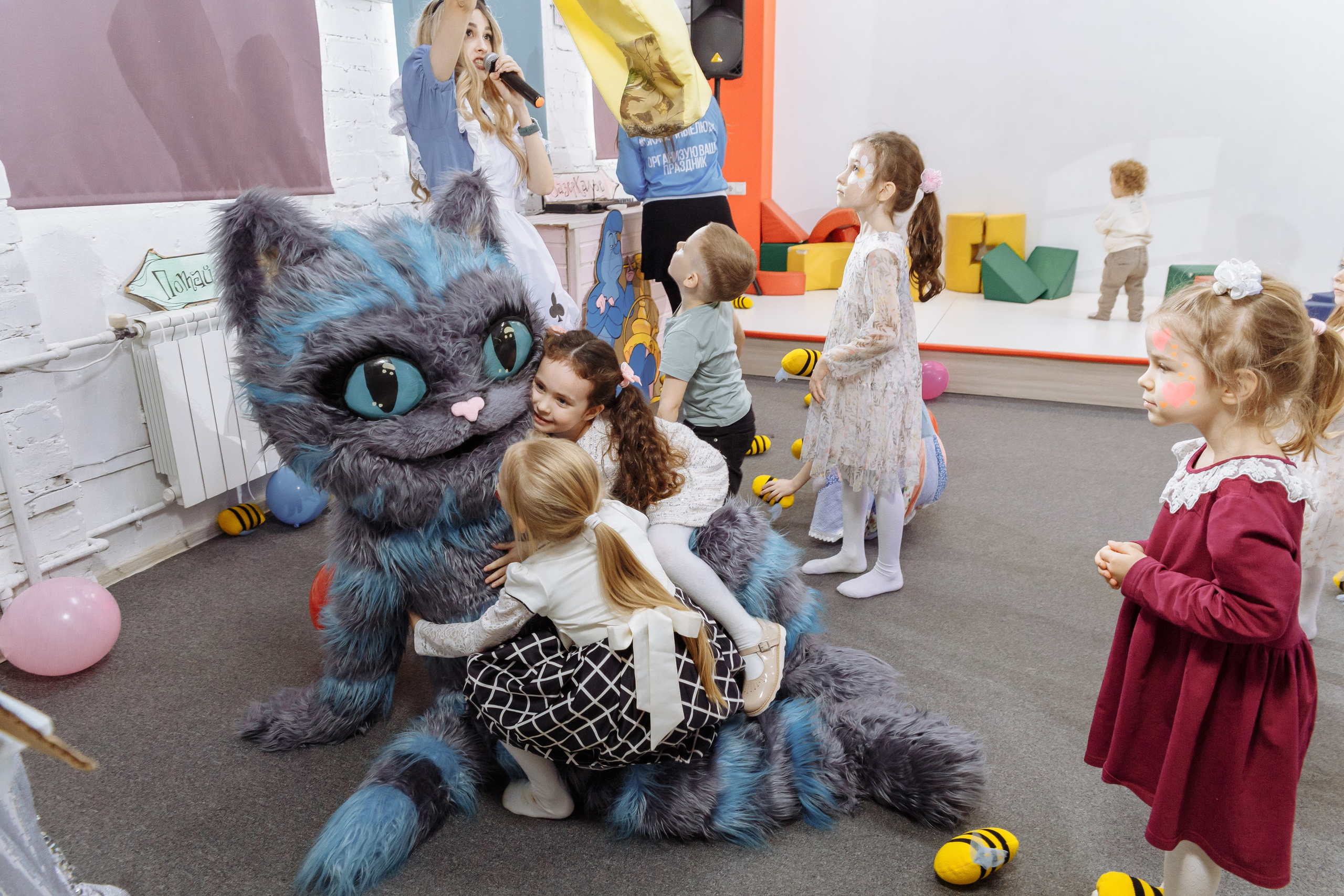 Олеся празднует свое 6 летие в компании Алисы, Чеширского кота и друзей. Событийный фотограф Максим Бескоровайновнов