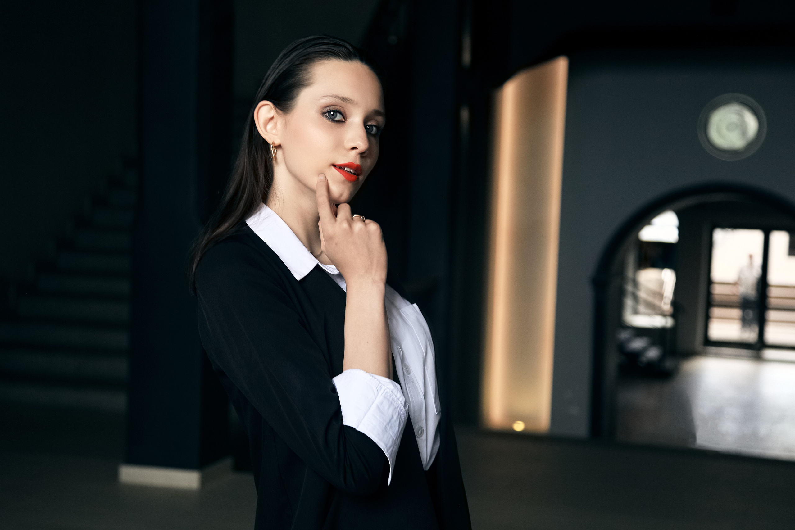 Красивая девушка с красными губами в чёрном деловом стиле с белой рубашкой Иваново