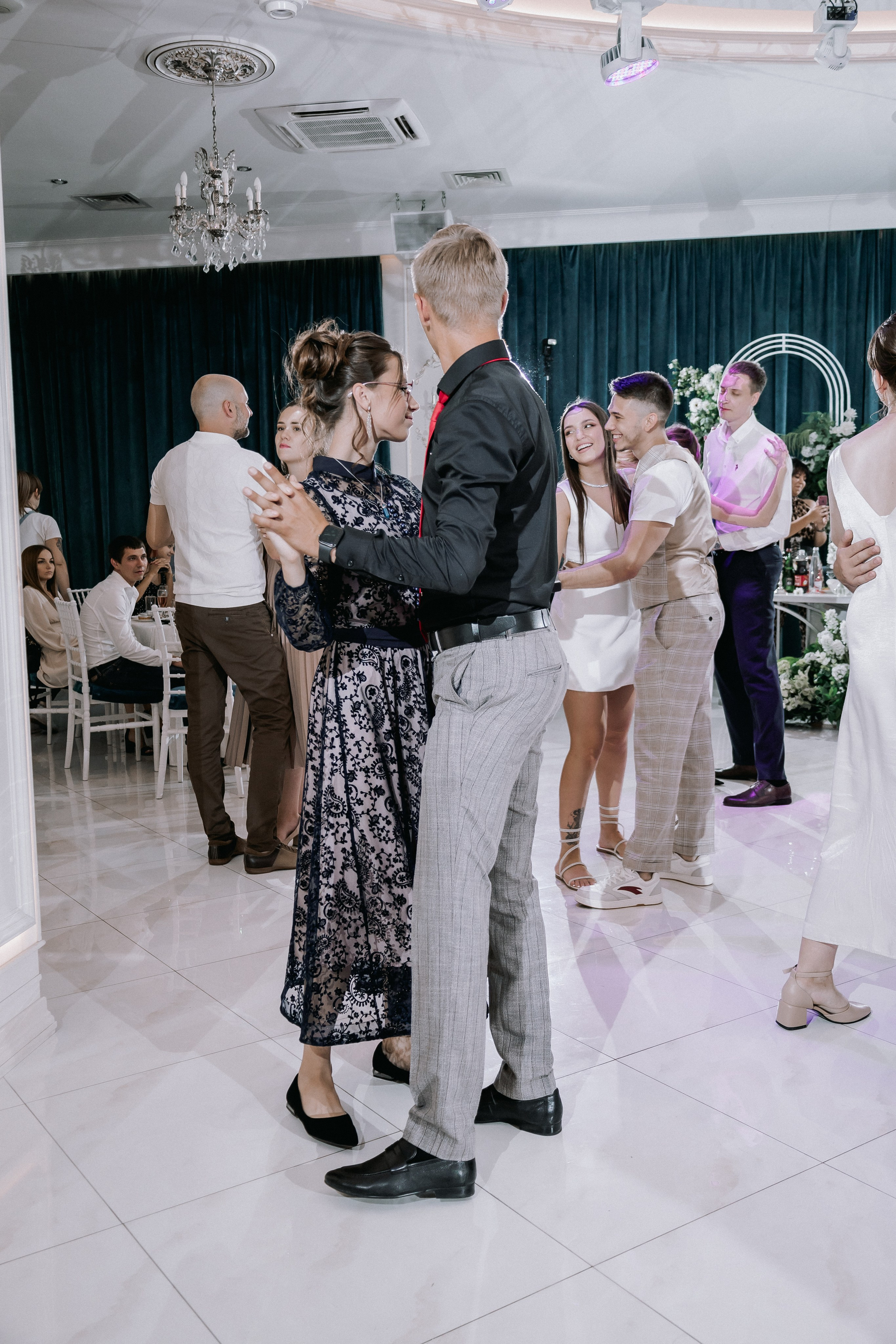 Свадебная прогулка. Эвелина и Дмитрий. Свадебная фотография. Арина Рубах