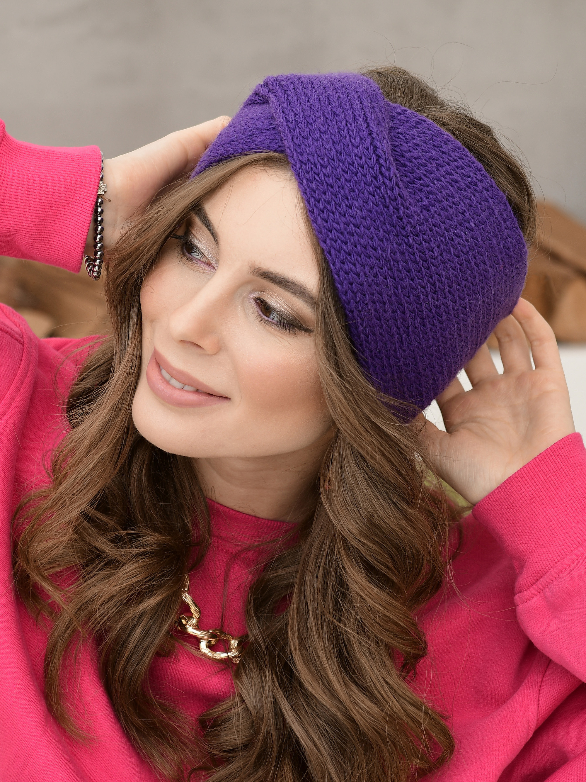 Повязка на голову зимняя шерстяная на модели.