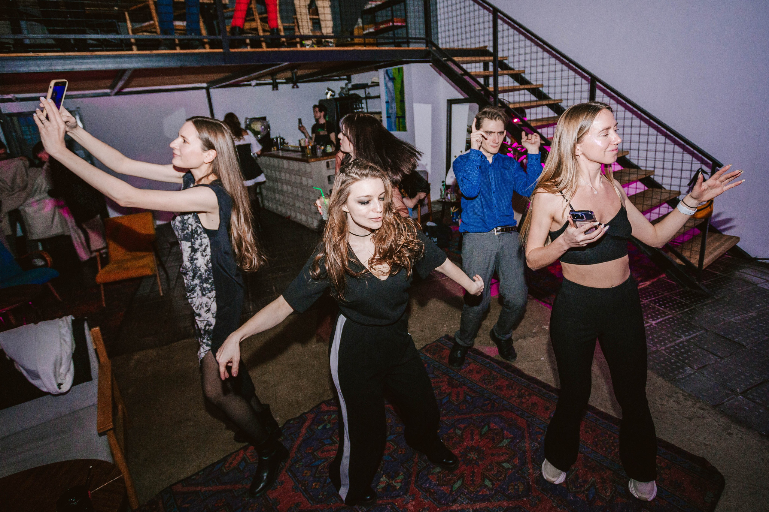 МЕНЯ ПОВСЮДУ ОКРУЖАЕШЬ ТЫ