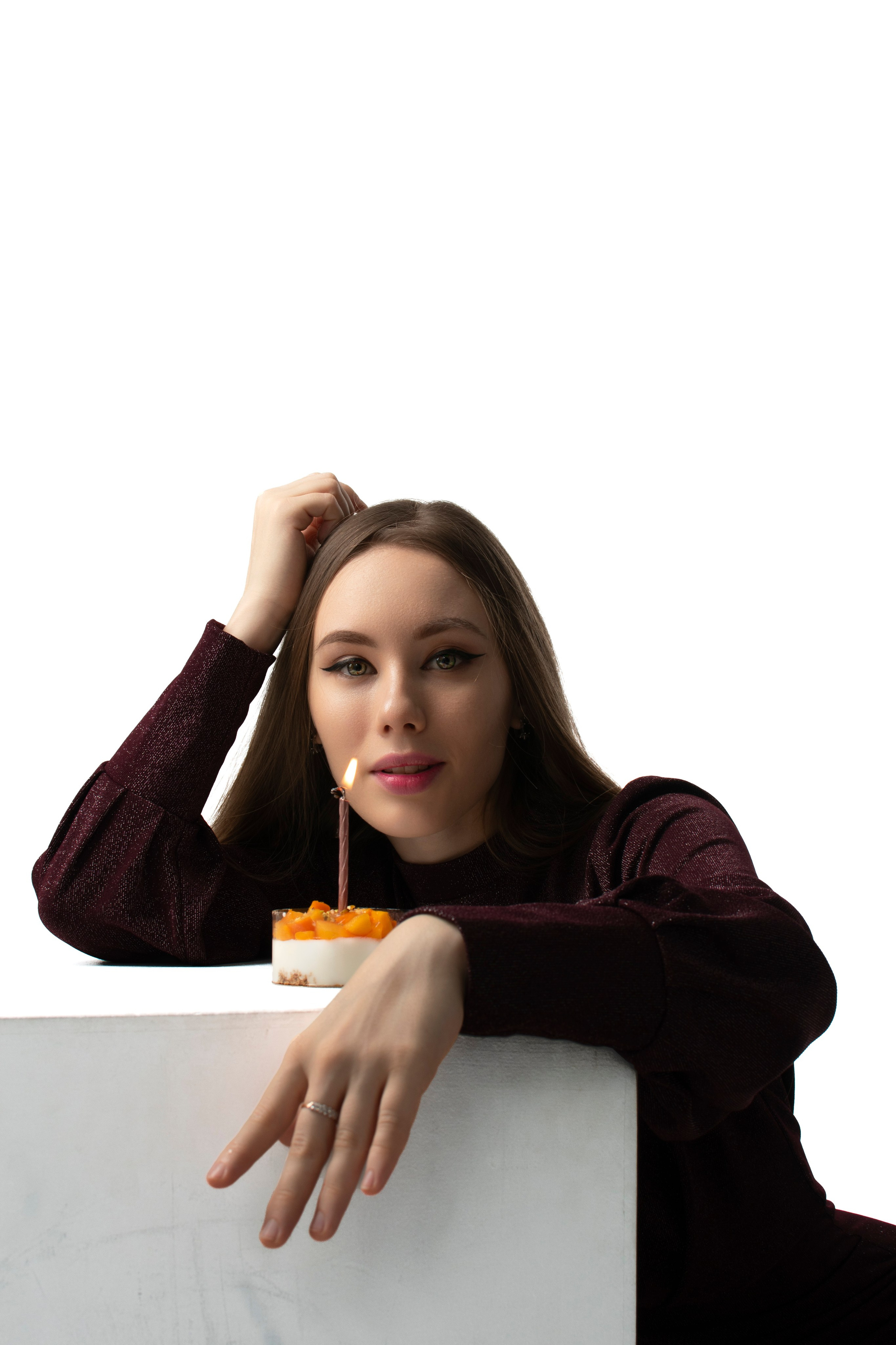 Девушка на кубе с тортом